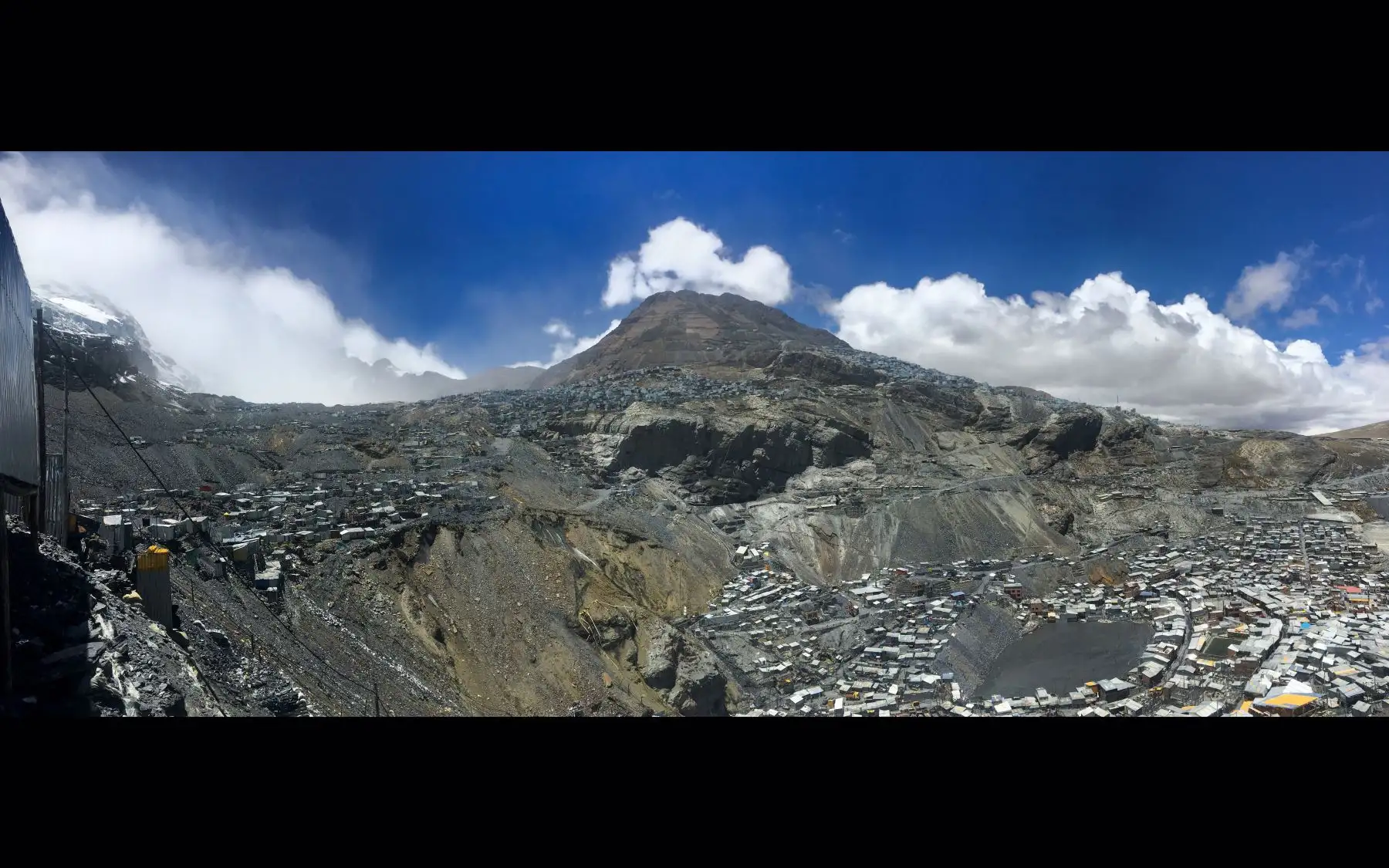 Esta fotografía tomada el 6 de octubre de 2018 y publicada el 5 de noviembre de 2018 por Inserm muestra una vista general de La Rinconada, la ciudad más alta del mundo (5300 m). - Un equipo de 14 científicos franceses e italianos participará en una investigación a fines de enero de 2019 en La Rinconada, la ciudad más alta del mundo, ubicada en Perú, con cerca de 50,000 habitantes que viven a más de 5000 m de altitud para estudiar las adaptaciones del El organismo humano a su entorno y en particular a la hip