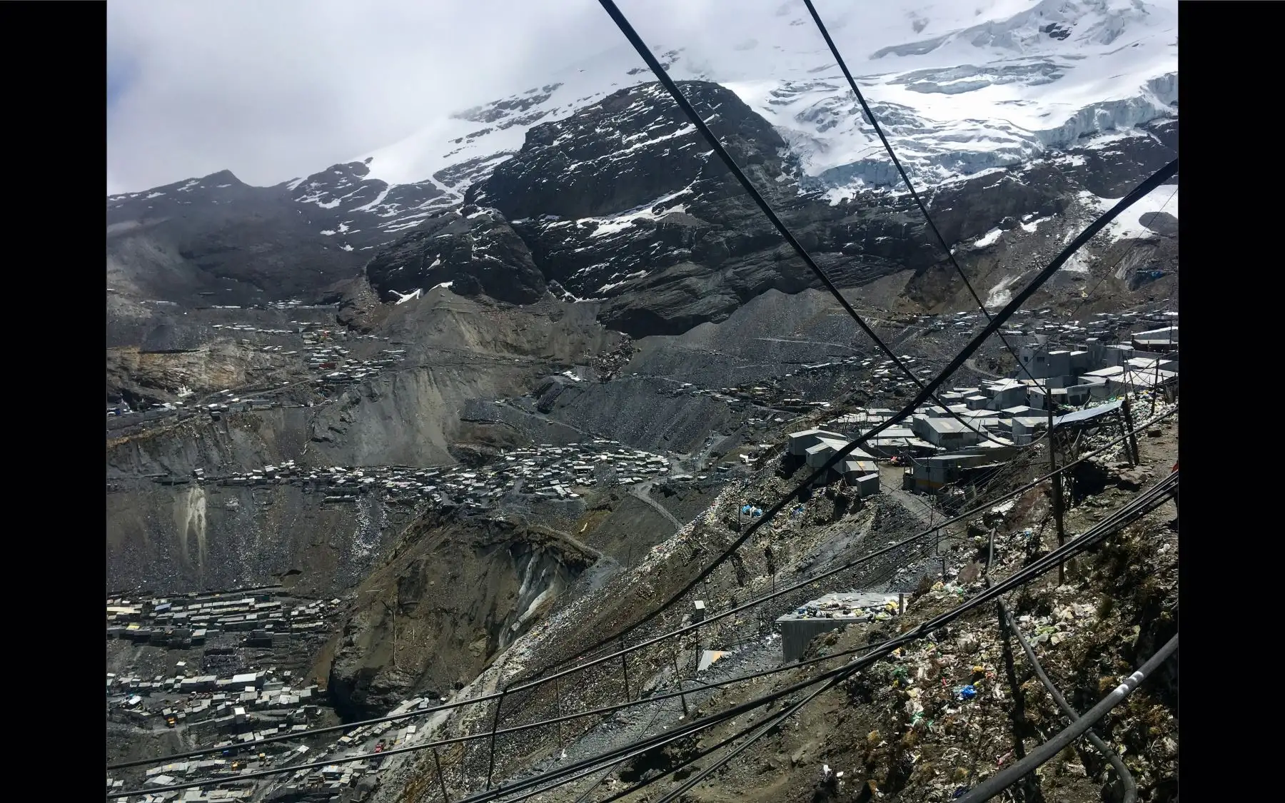 Esta fotografía tomada el 6 de octubre de 2018 y publicada el 5 de noviembre de 2018 por Inserm muestra una vista general de La Rinconada, la ciudad más alta del mundo (5300 m). - Un equipo de 14 científicos franceses e italianos participará en una investigación a fines de enero de 2019 en La Rinconada, la ciudad más alta del mundo, ubicada en Perú, con cerca de 50,000 habitantes que viven a más de 5000 m de altitud para estudiar las adaptaciones del El organismo humano a su entorno y en particular a la hip