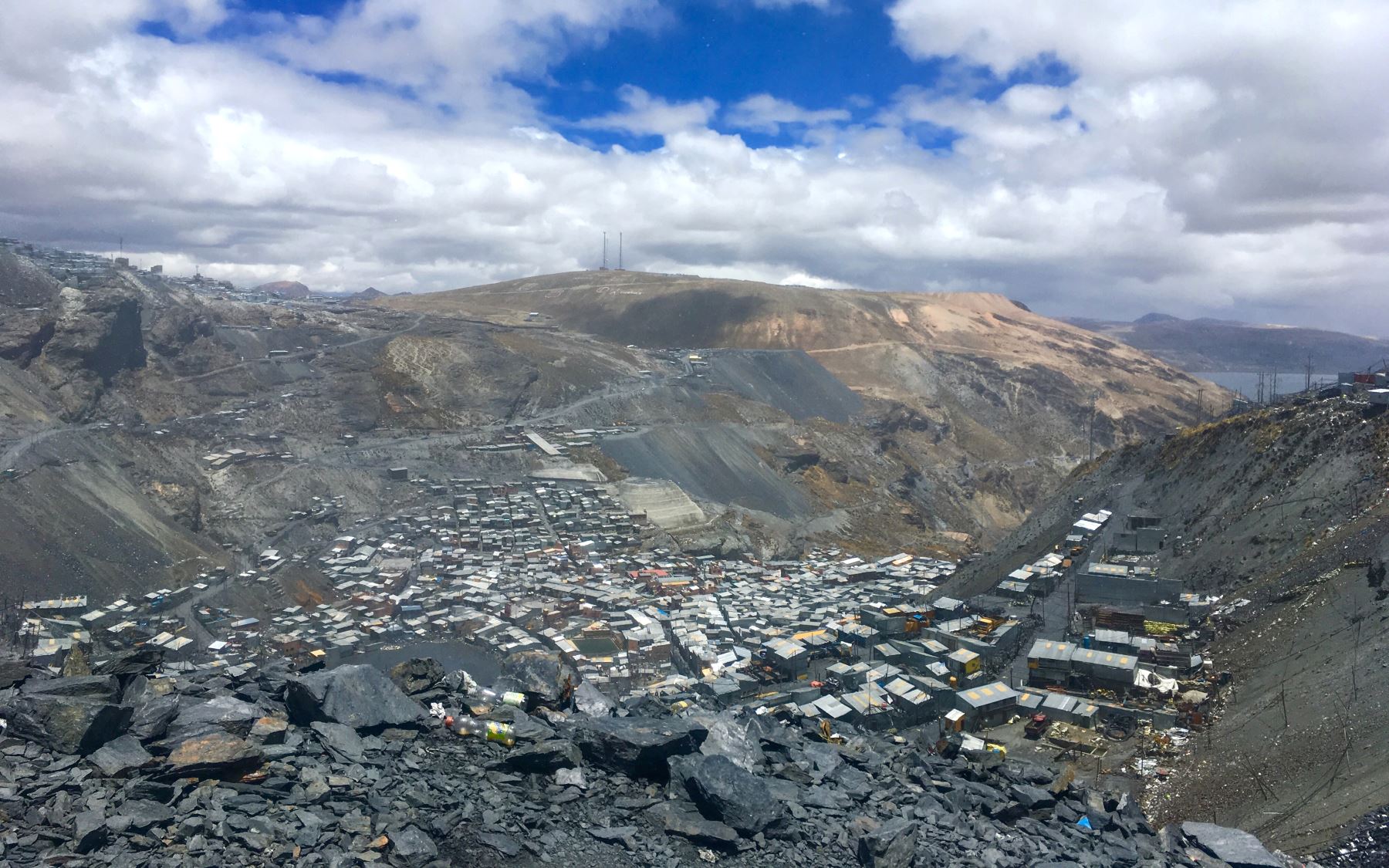 06/11/2018   Esta fotografía tomada el 6 de octubre de 2018 y publicada el 5 de noviembre de 2018 por Inserm muestra una vista general de La Rinconada, la ciudad más alta del mundo (5300 m). Foto: AFP