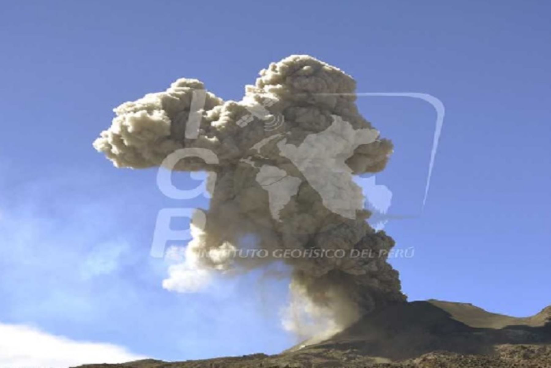 Arequipa: volcán Sabancaya mantiene actividad en alerta naranja