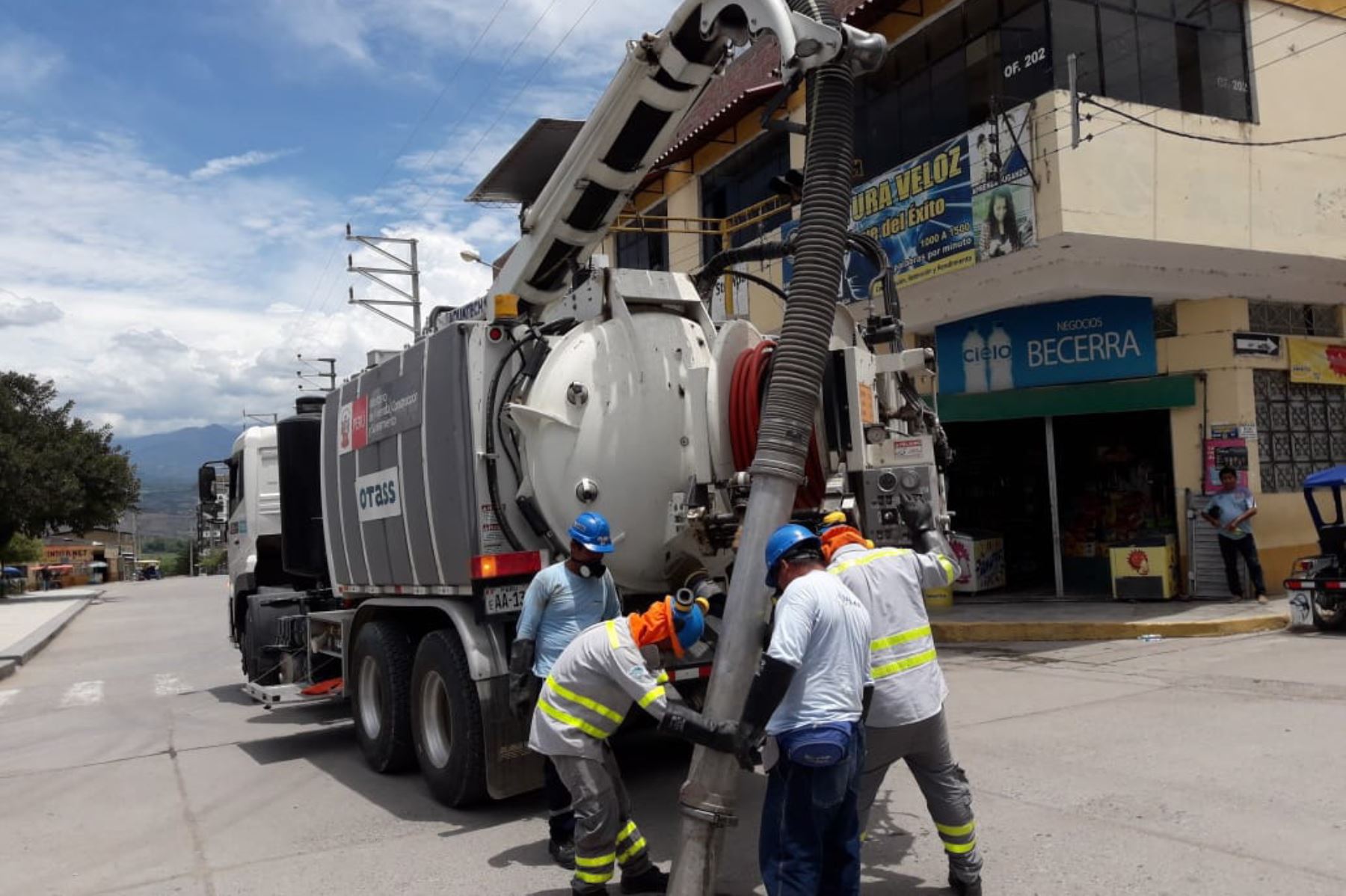 Técnicos de Operación Alcantarillado limpian las redes de desagüe de la ciudad de Bagua Grande,  región Amazonas, para cautelar la salud pública.
