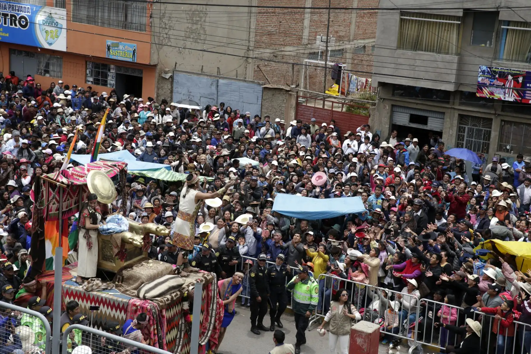 Pobladores de Puno se reúnen en las calles para ver pasar el séquito de la pareja fundadora del Imperio. Foto: ANDINA/Melina Mejía