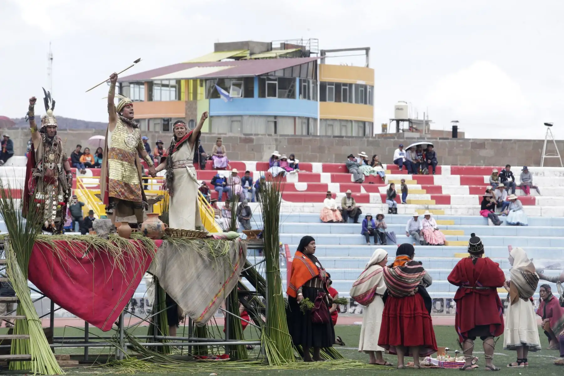 Actores que representan a Manco Capac y Mama Ocllo lanzan el tradicional grito, "jallalla Puno marka" (viva la ciudad de Puno). Foto: ANDINA/Melina Mejía