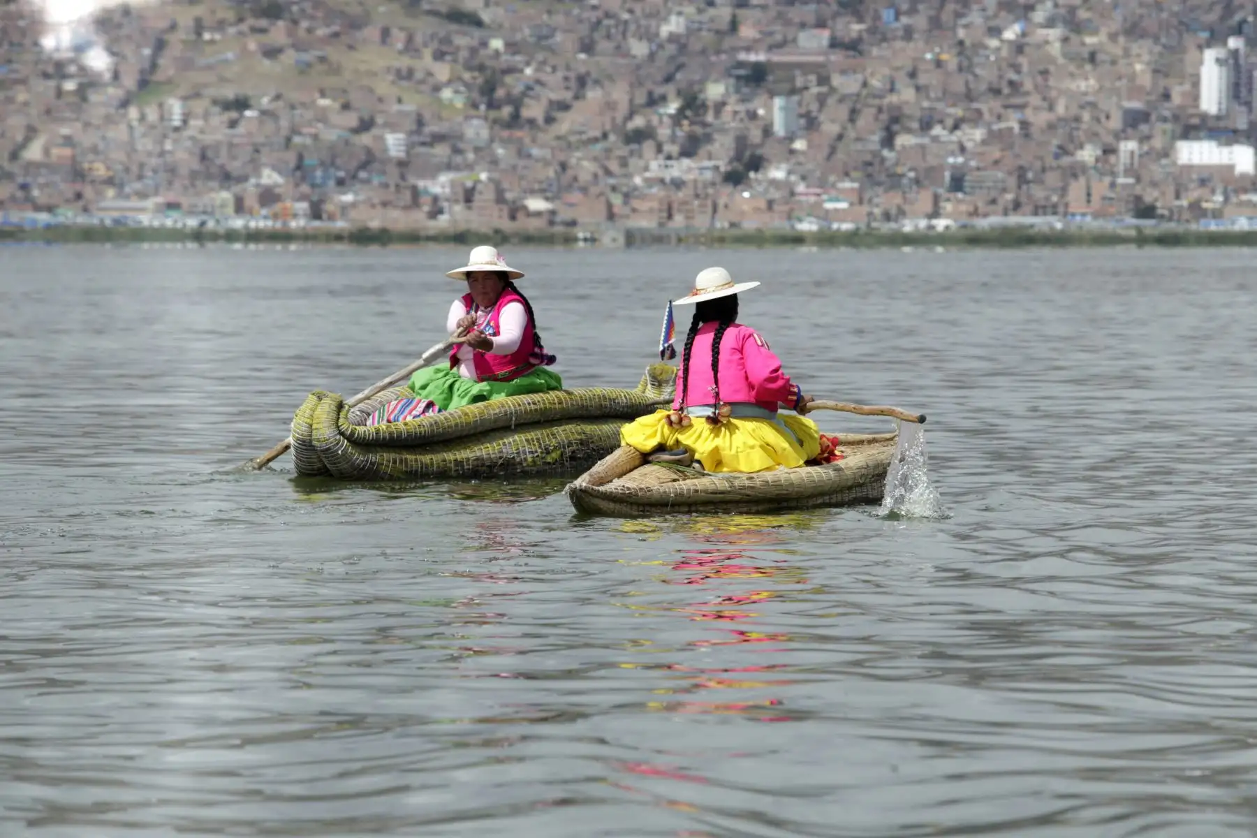 Pobladoras de los Uros en sus embarcaciones de totora acompañan al séquito imperial. Foto: ANDINA/Melina Mejía