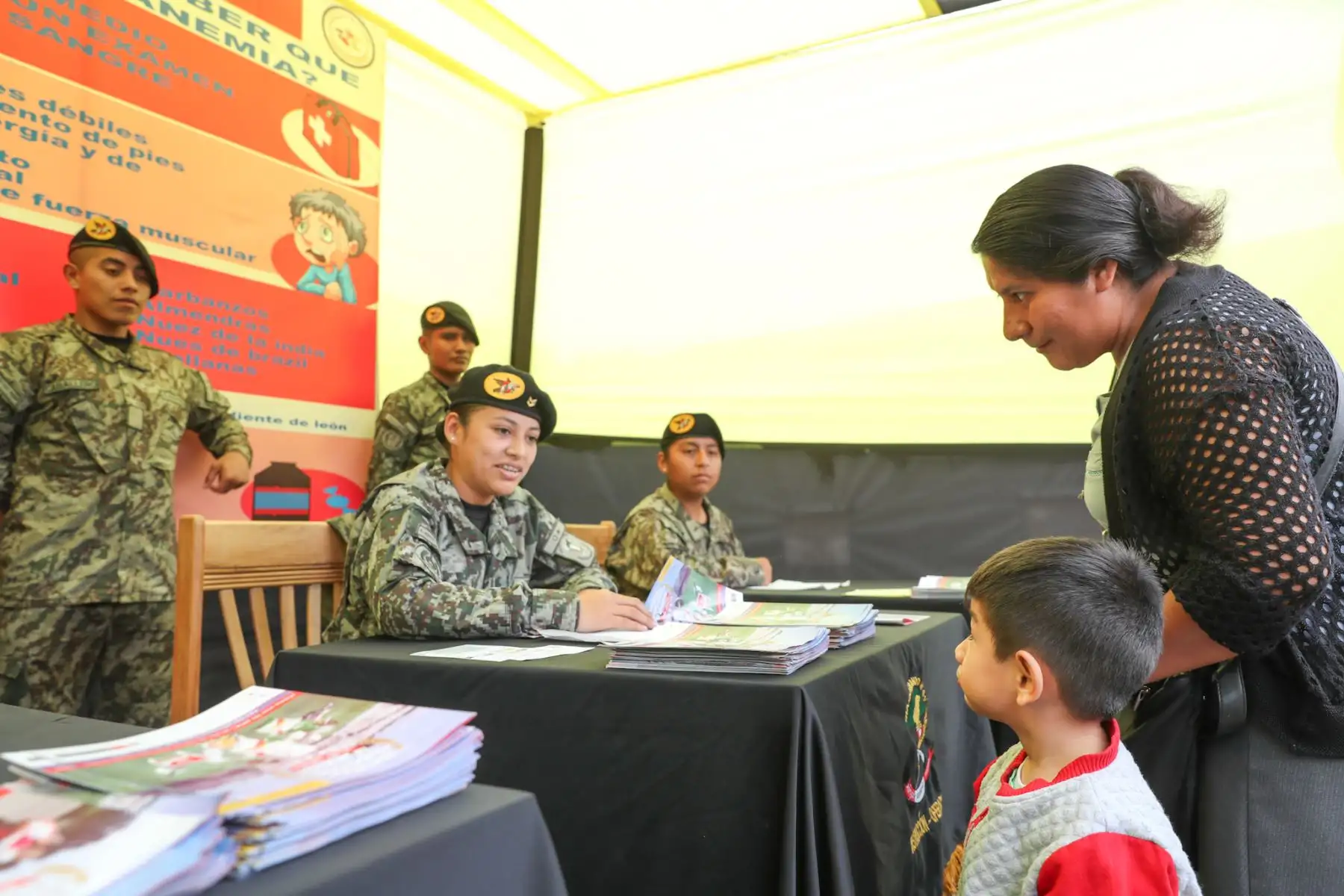 El Ejercito Peruano presente en lanzamiento de campaña de lucha contra la anemia en San Juan de Lurigancho, brindando desayunos, atención médica y orientación para combatir este mal. Foto: ANDINA/Mindef