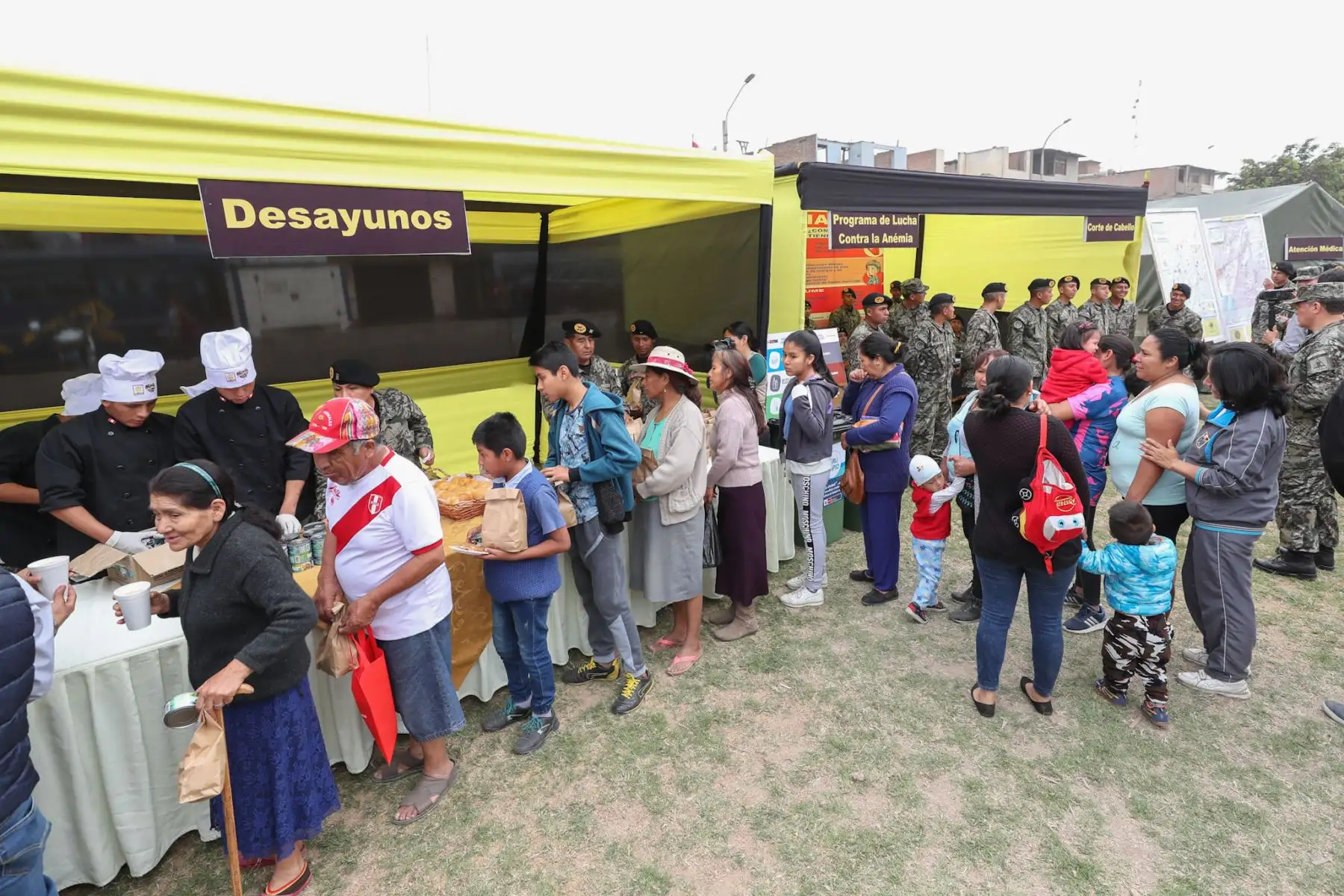 El Ejercito Peruano presente en lanzamiento de campaña de lucha contra la anemia en San Juan de Lurigancho, brindando desayunos, atención médica y orientación para combatir este mal. Foto: ANDINA/Mindef