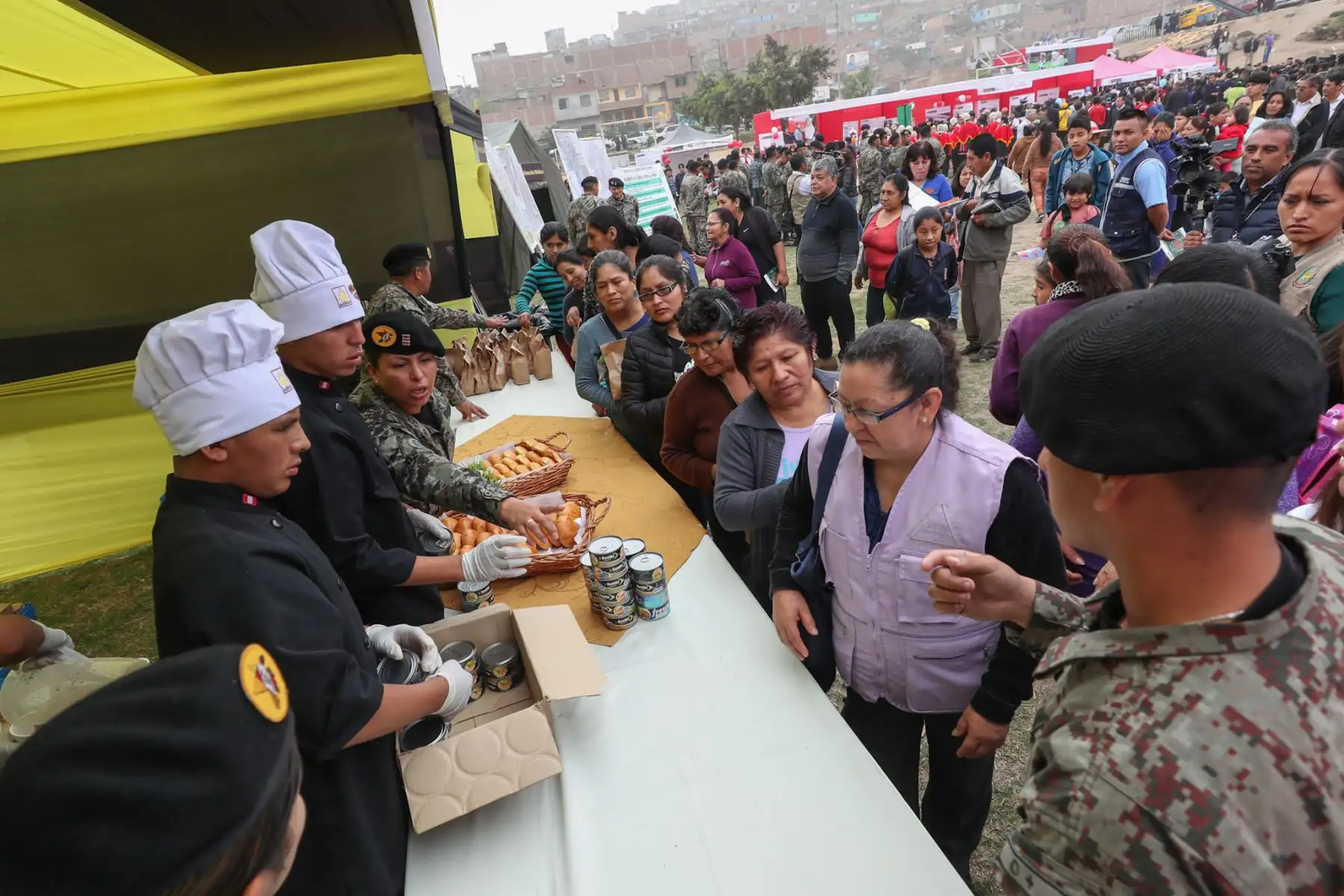 El Ejercito Peruano presente en lanzamiento de campaña de lucha contra la anemia en San Juan de Lurigancho, brindando desayunos, atención médica y orientación para combatir este mal. Foto: ANDINA/Mindef