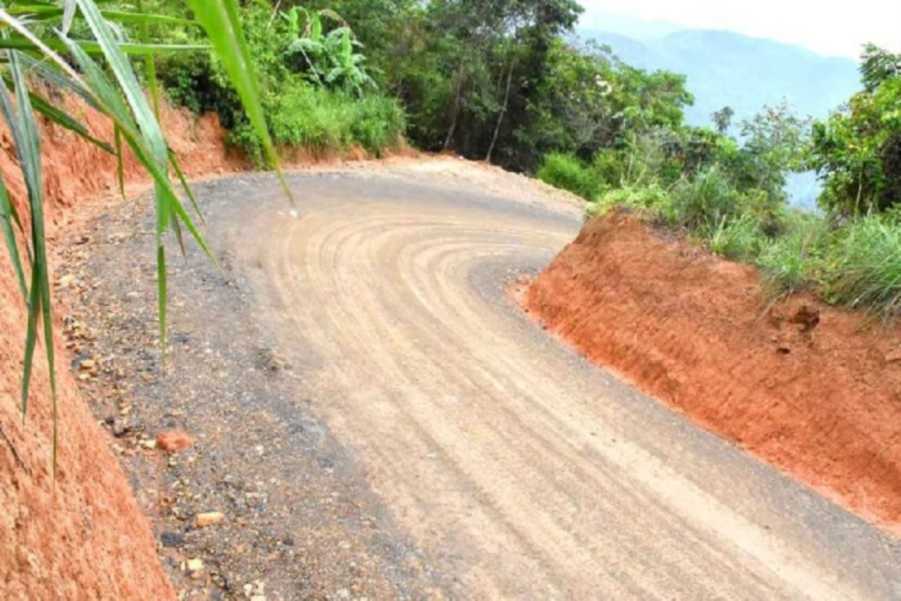 Más de nueve kilómetros de carretera rehabilitada y mejorada fueron entregados a pobladores del distrito de Río Tambo, ubicado en el Valle de los Ríos Apurímac, Ene y Mantaro (Vraem) que une las comunidades de Napati y Anexo Mencuriani, en beneficio de más de 200 familias cacaoteras y cafetaleras.