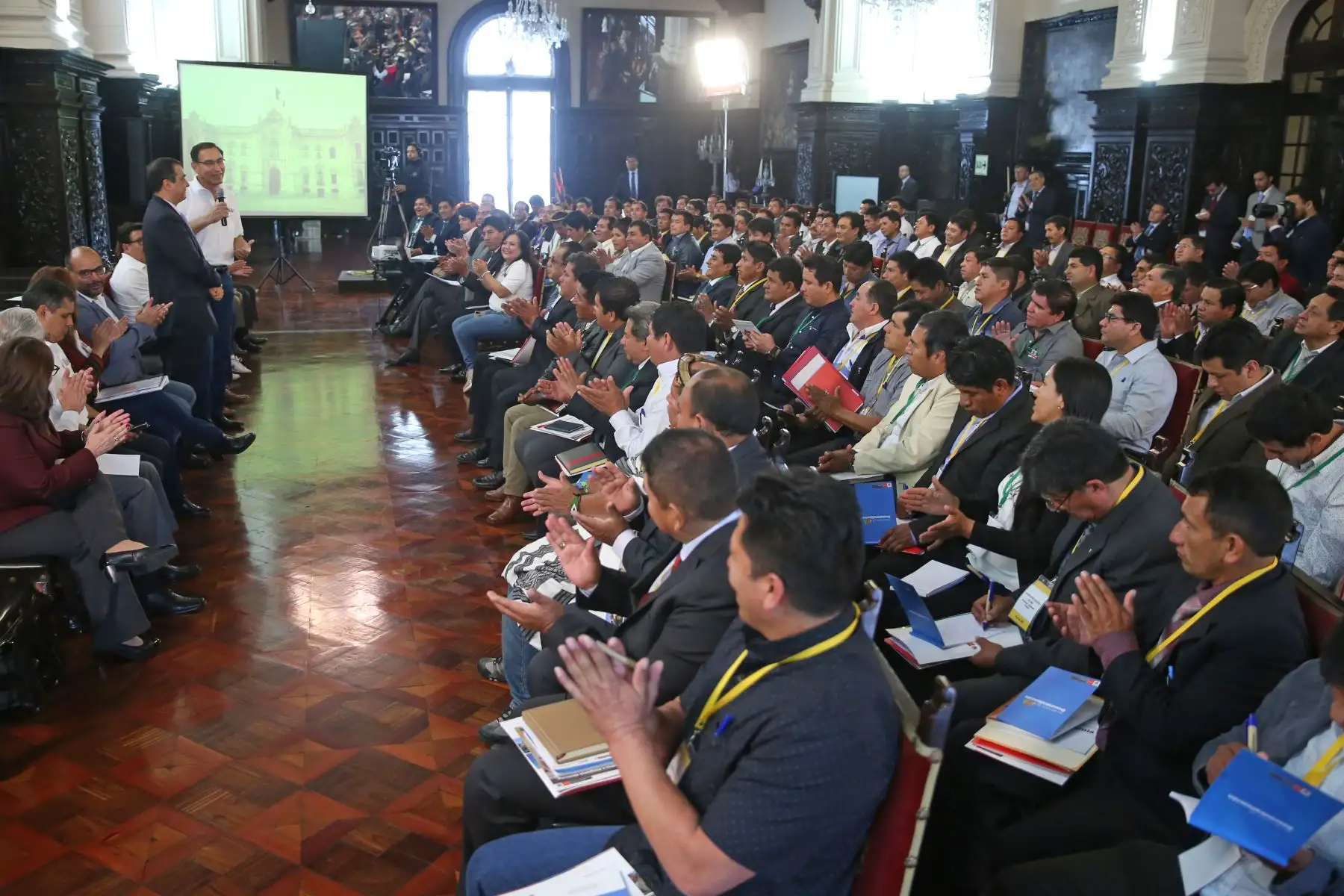 Jefe de Estado. Marín Vizcarra se reúne con un centenar de alcaldes virtualmente electos de municipios que requieren mayor atención del Estado.Foto: ANDINA/Prensa Presidencia