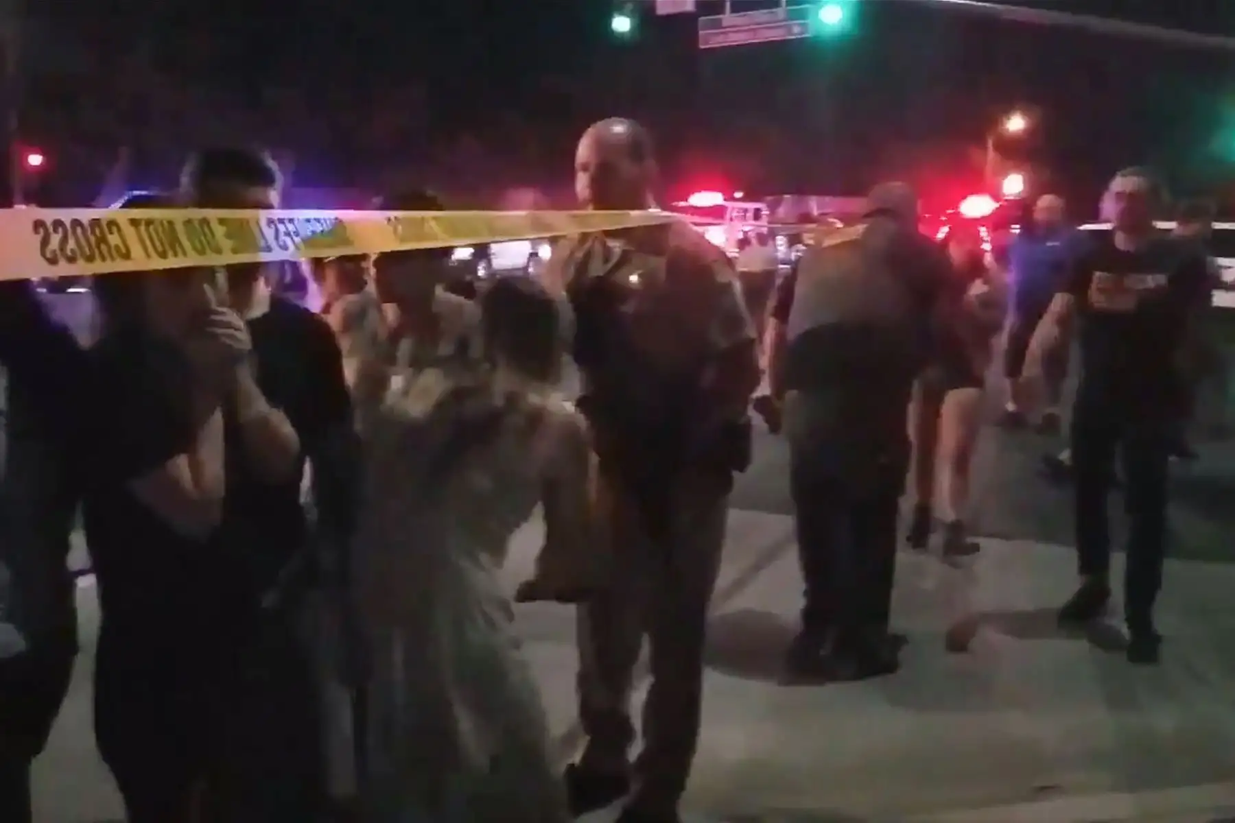 Este video capturado en video, obtenido el 8 de noviembre de 2018, cortesía de la cuenta de twitter de Jeremy Childs, muestra a personas reunidas frente a un bar de música country y un salón de baile en Thousand Oaks, en el área de Los Ángeles, después de que un hombre armado irrumpiera en un gran local lleno de gente y abriera disparó a fines del 7 de noviembre e hirió al menos a 11 personas, incluido un oficial de policía, dijo la policía estadounidense. - El lugar en un tranquilo y lujoso suburbio reside