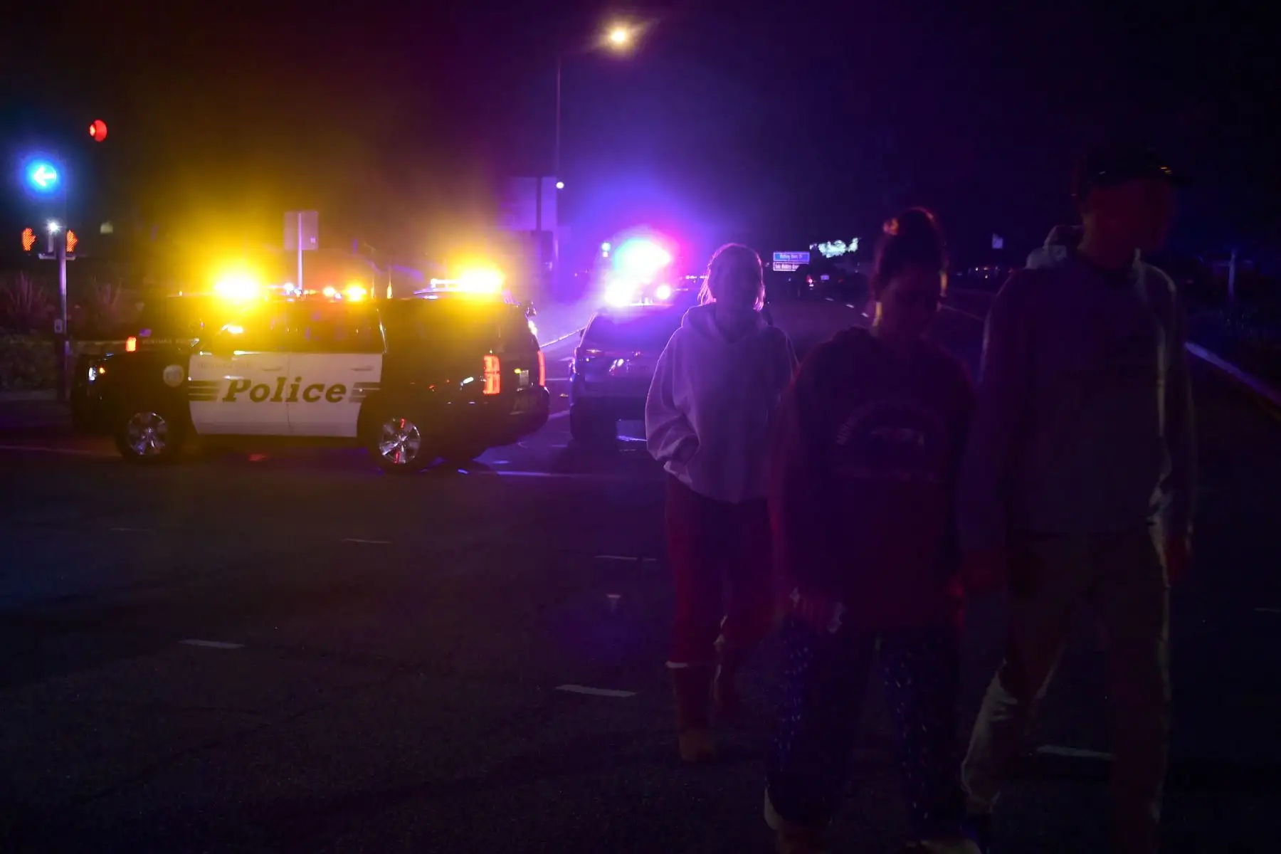 La gente se aleja de la escena mientras se despliega en la intersección de la autopista US 101 y la salida de Moorpark Rad cuando los vehículos de la policía cierran el área respondiendo a un tiroteo en un bar en Thousand Oaks, California, el 8 de noviembre de 2018. - Doce personas, incluyendo a un sargento de la policía, fueron asesinados a tiros en un tiroteo en un club nocturno cerca de Los Ángeles, dijo la policía el jueves. Todas las víctimas fueron asesinadas dentro del bar en el suburbio de Thousand