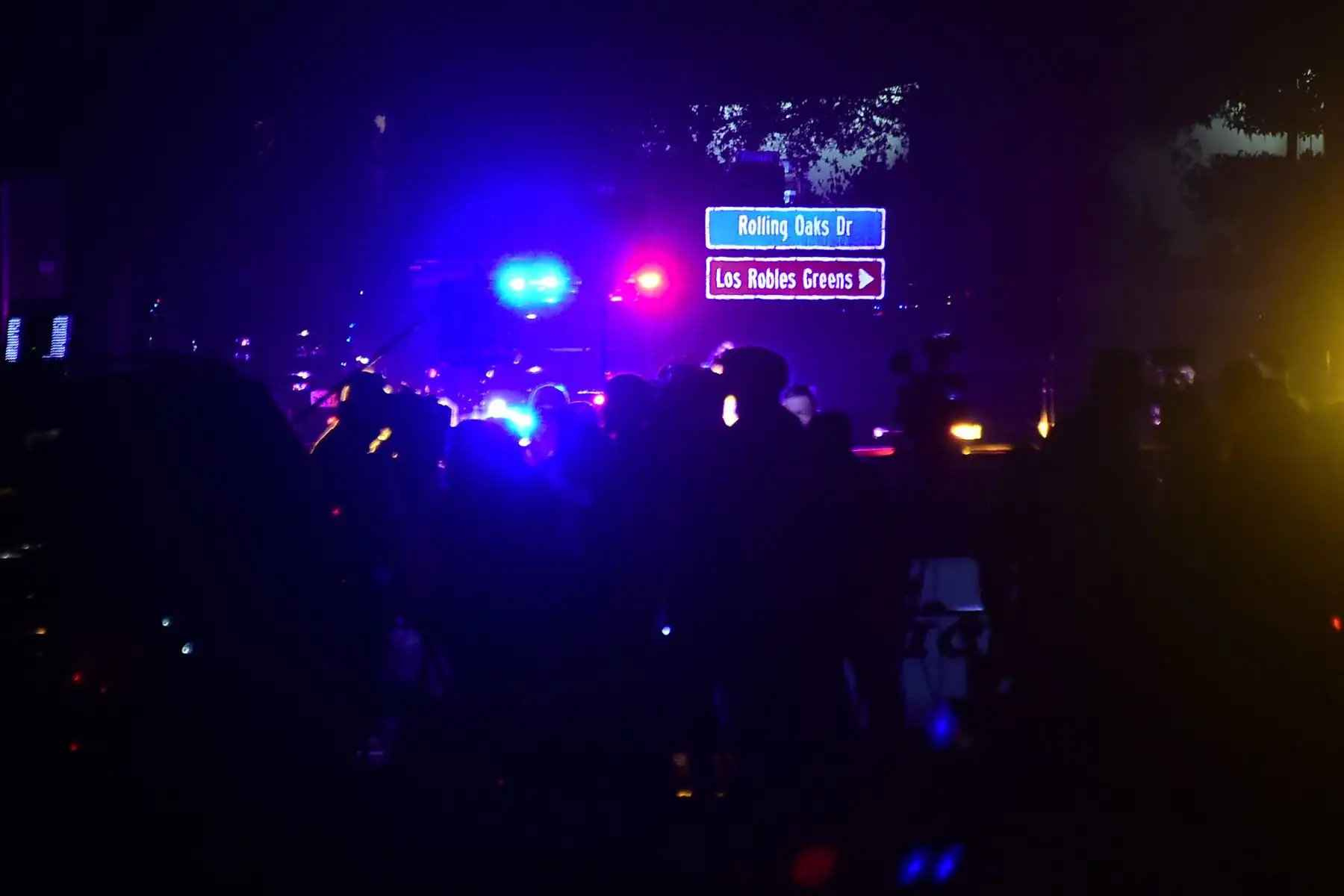 Las personas se reúnen lo más cerca que pueden de Borderline Bar and Grill en Thousand Oaks, California, el 8 de noviembre de 2018 cuando los vehículos de la policía cerraron el área en respuesta a un tiroteo. - Doce personas, incluido un sargento de la policía, fueron abatidas a tiros en un tiroteo en un club nocturno cerca de Los Ángeles, dijo el jueves la policía. Todas las víctimas fueron asesinadas dentro del bar en el suburbio de Thousand Oaks a última hora del miércoles, incluido el oficial que había