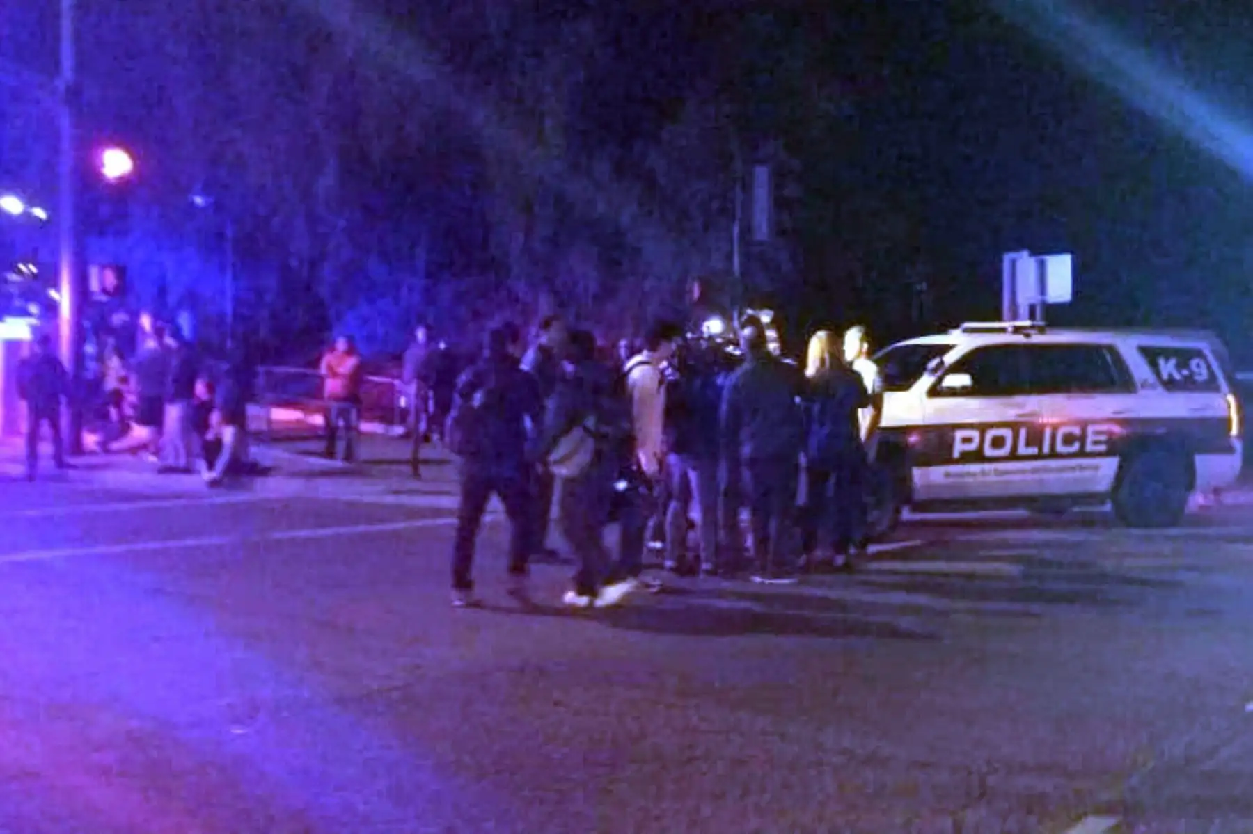Los autos de la policía se ven afuera de un bar de música country y salón de baile en Thousand Oaks, al oeste de Los Ángeles, luego de que un hombre armado irrumpió en un lugar grande y lleno de gente que abrió fuego el 7 de noviembre de 2018, matando al menos a 11 personas, dijo la policía estadounidense. AFP