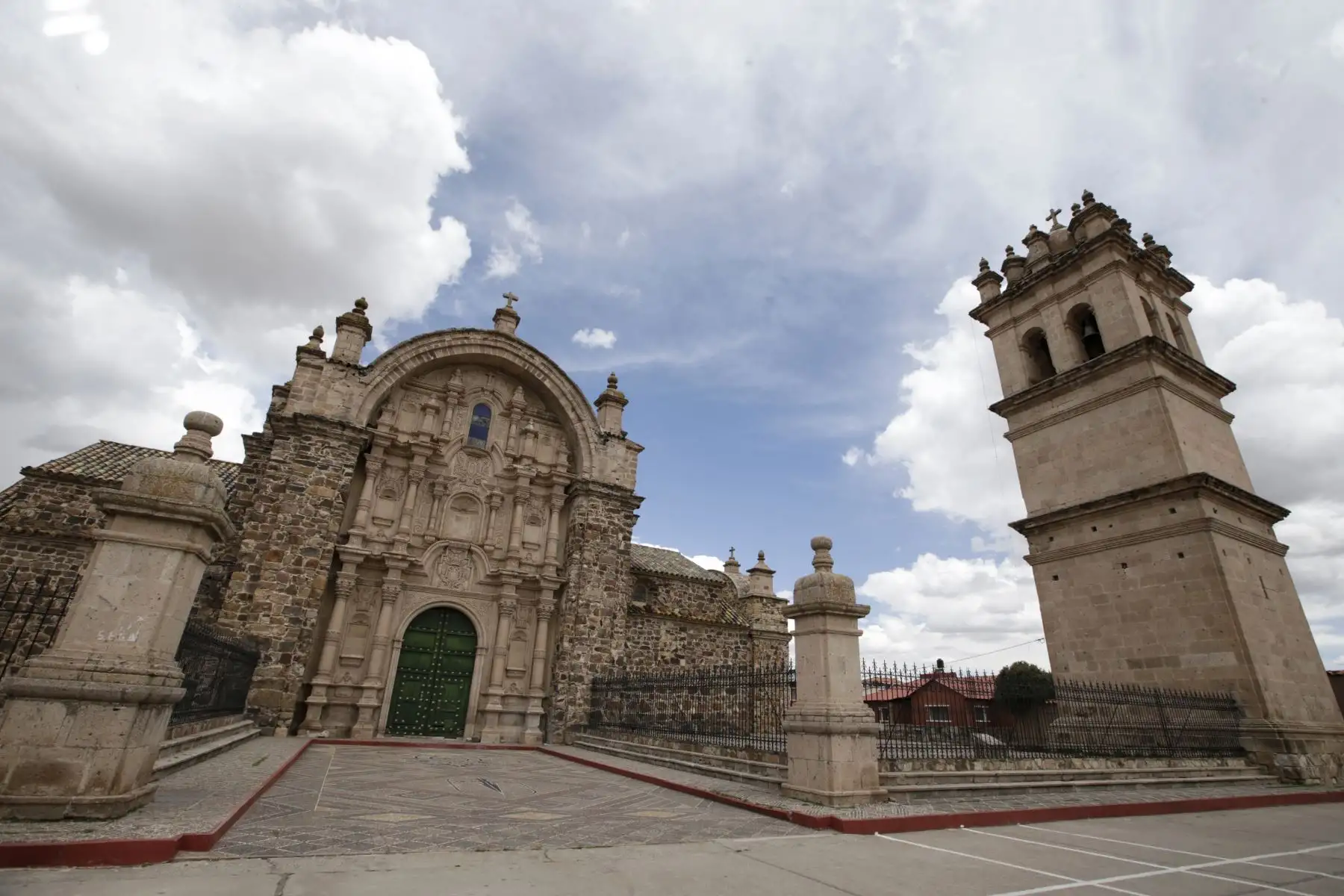 Impresionante vista de la iglesia de Santiago Apóstol de Lampa. El templo fue declarado monumento nacional en 1941. Es una iglesia de origen colonial de gran tamaño que se construyó entre 1675 y 1685. Su cúpula de sillar rosado mide 37 metros de altura, coronada con cerámica vidriada. Foto: ANDINA/Melina Mejía