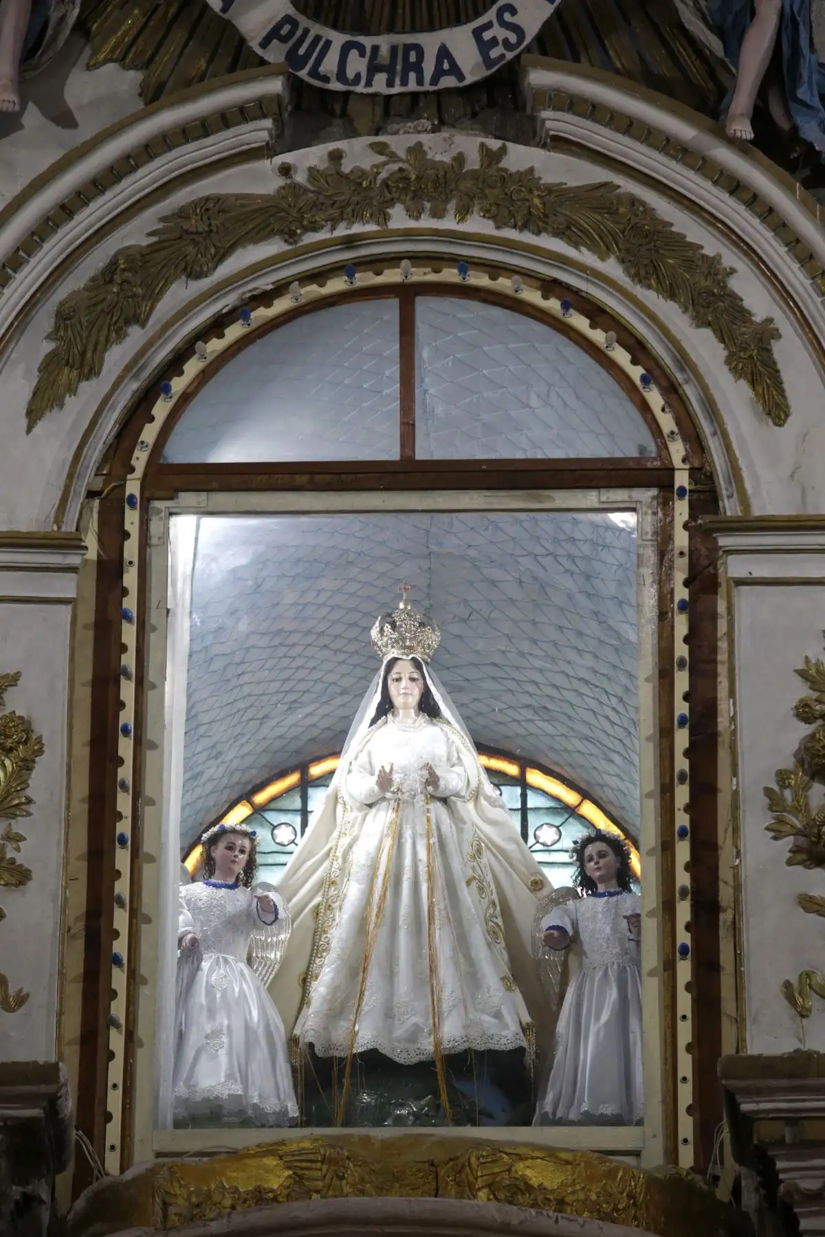 Imagen de la Virgen Inmaculada Concepción se ubica en lo alto del altar mayor de la iglesia de Lampa. Antes de llegar a este pueblo la imagen se llamó virgen del Pilar y tenía como destino Cusco, pero al llegar a Lampa algo pasó que hizo imposible llevarla a otro lugar y se quedó y fue nombrada Inmaculada Concepción. Foto: ANDINA/Melina Mejía