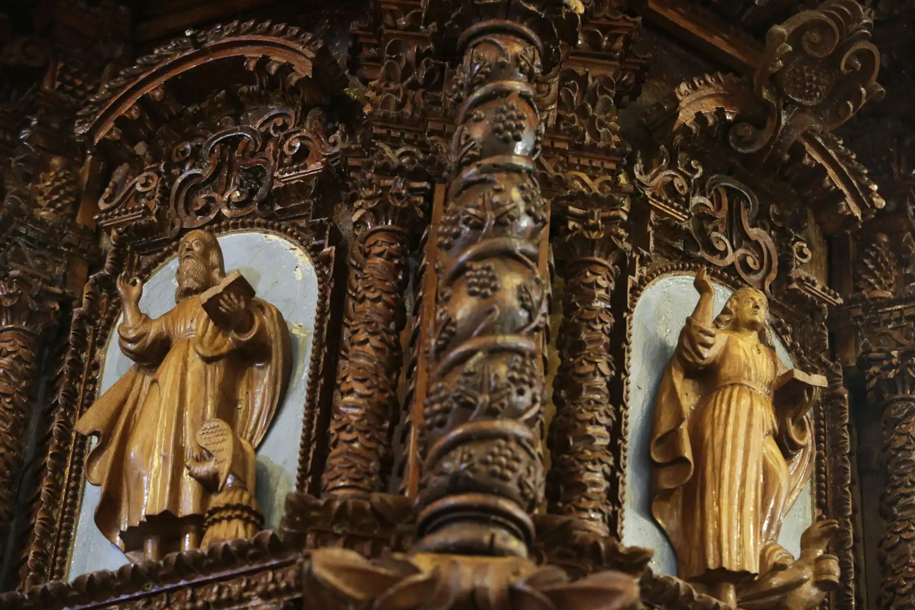 Hermosas esculturas que adornan el interior de la histórica iglesia Santiago Apóstol de Lampa. Foto: ANDINA/Melina Mejía