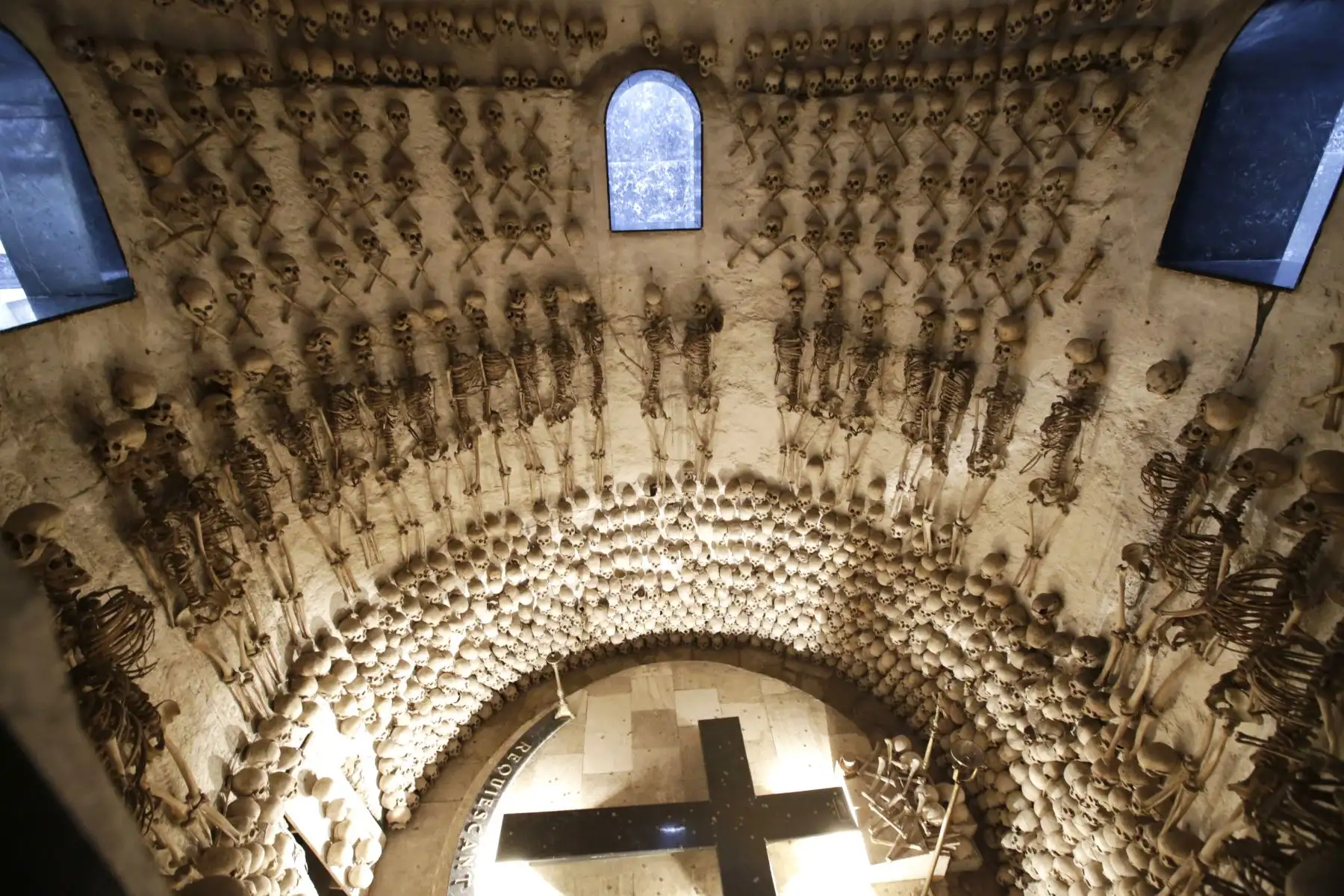 Este ambiente de la iglesia Santiago Apóstol, ubicado bajo el domo de granito, estremece al visitante. Las paredes están cubiertas por cráneos, esqueletos, tibias y peronés. Los huesos humanos pertenecen a curas y hacendados. En la parte baja yace la tumba de Enrique Torrés Belón. Foto: ANDINA/Melina Mejía