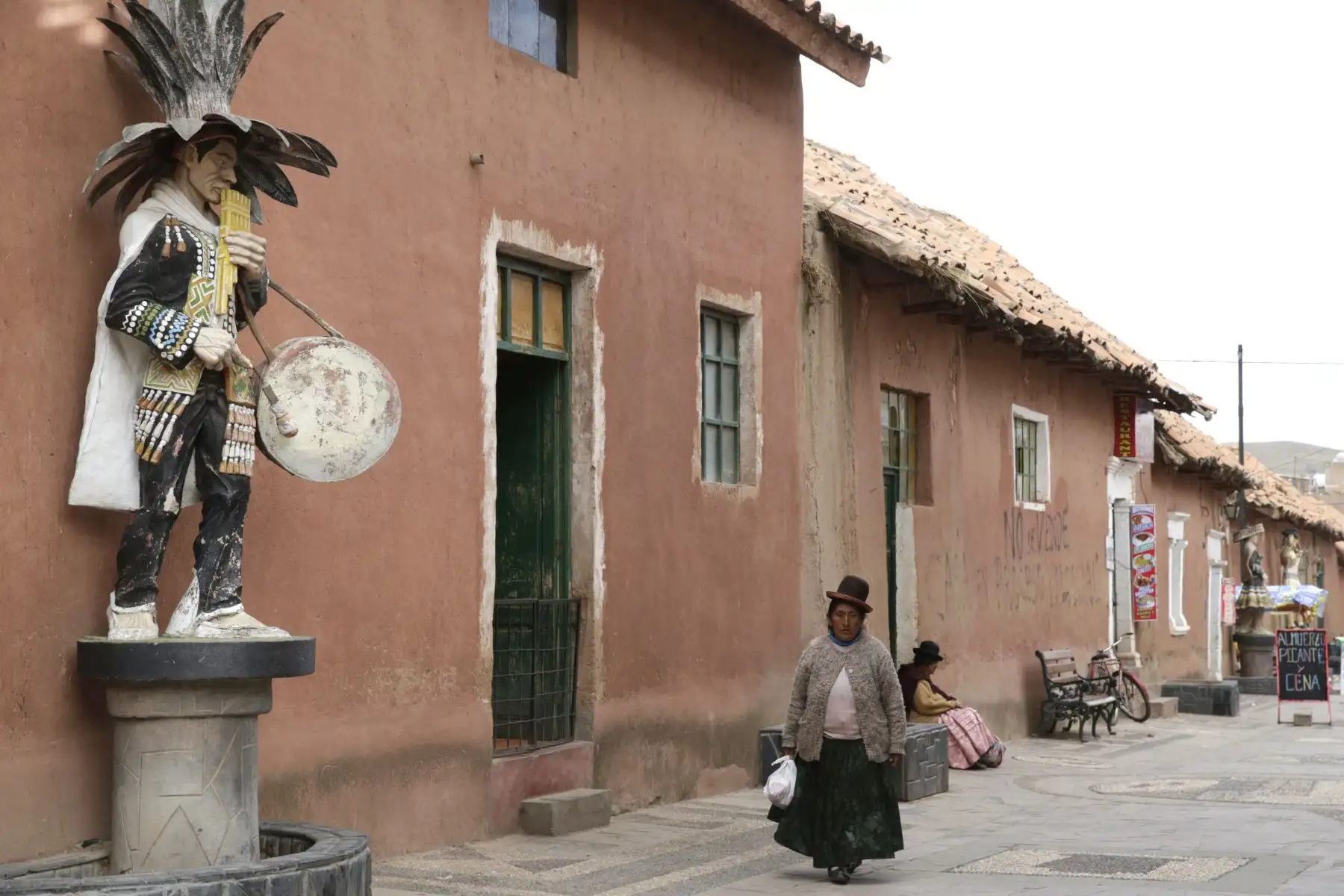 En el centro histórico de Lampa abundan las construcciones donde el color predominante es el rosado debido a que están construida con sillar rosado. Este material le da una característica singular al pueblo que es conocida como la “Ciudad Rosada” de Puno. Foto: ANDINA/Melina Mejía