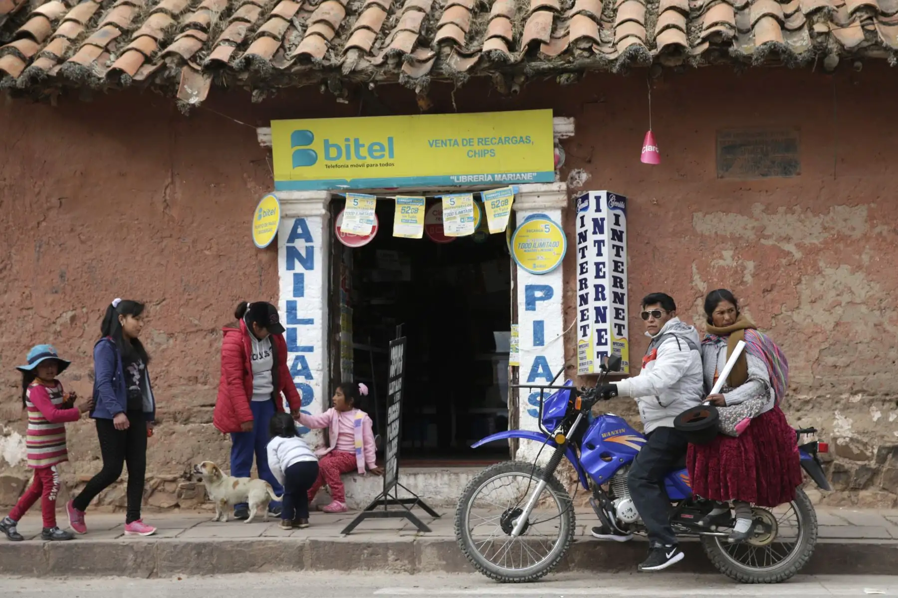 En el centro histórico de Lampa abundan las construcciones donde el color predominante es el rosado debido a que están construida con sillar rosado. Este material le da una característica singular al pueblo que es conocida como la “Ciudad Rosada” de Puno. Foto: ANDINA/Melina Mejía