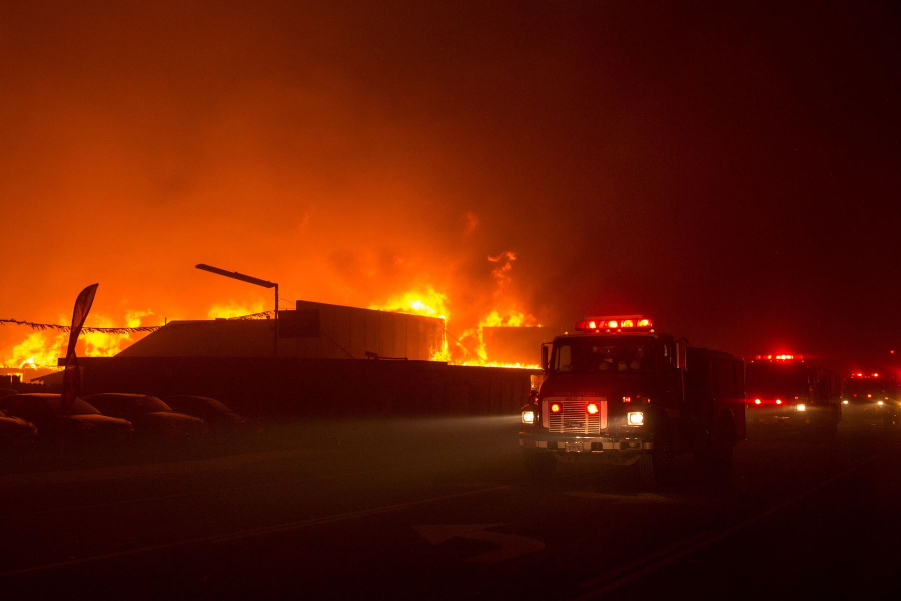 Bomberos intentan apagar el fuego en un edificio hoy, jueves 8 de noviembre de 2018, en el condado de Butte, California (EE. UU.). Se ordenÛ a las comunidades cercanas de Pulga, Paradise y Concow que evacuen la zona.EFE