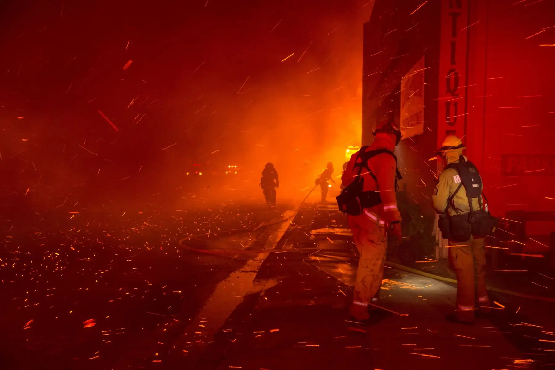 Bomberos intentan apagar el fuego en un edificio hoy, jueves 8 de noviembre de 2018, en el condado de Butte, California (EE. UU.). Se ordenÛ a las comunidades cercanas de Pulga, Paradise y Concow que evacuen la zona.EFE