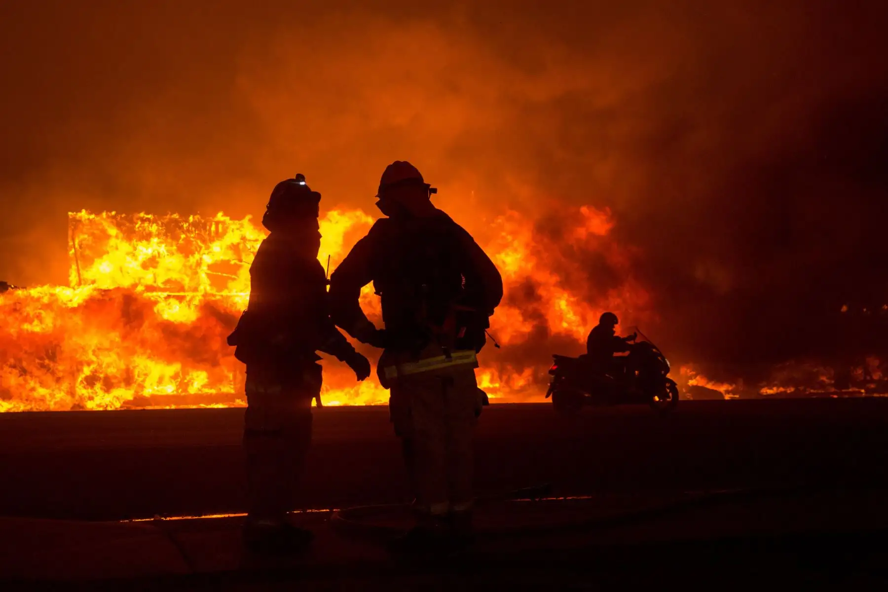 Bomberos intentan apagar el fuego en un edificio hoy, jueves 8 de noviembre de 2018, en el condado de Butte, California (EE. UU.). Se ordenÛ a las comunidades cercanas de Pulga, Paradise y Concow que evacuen la zona.EFE
