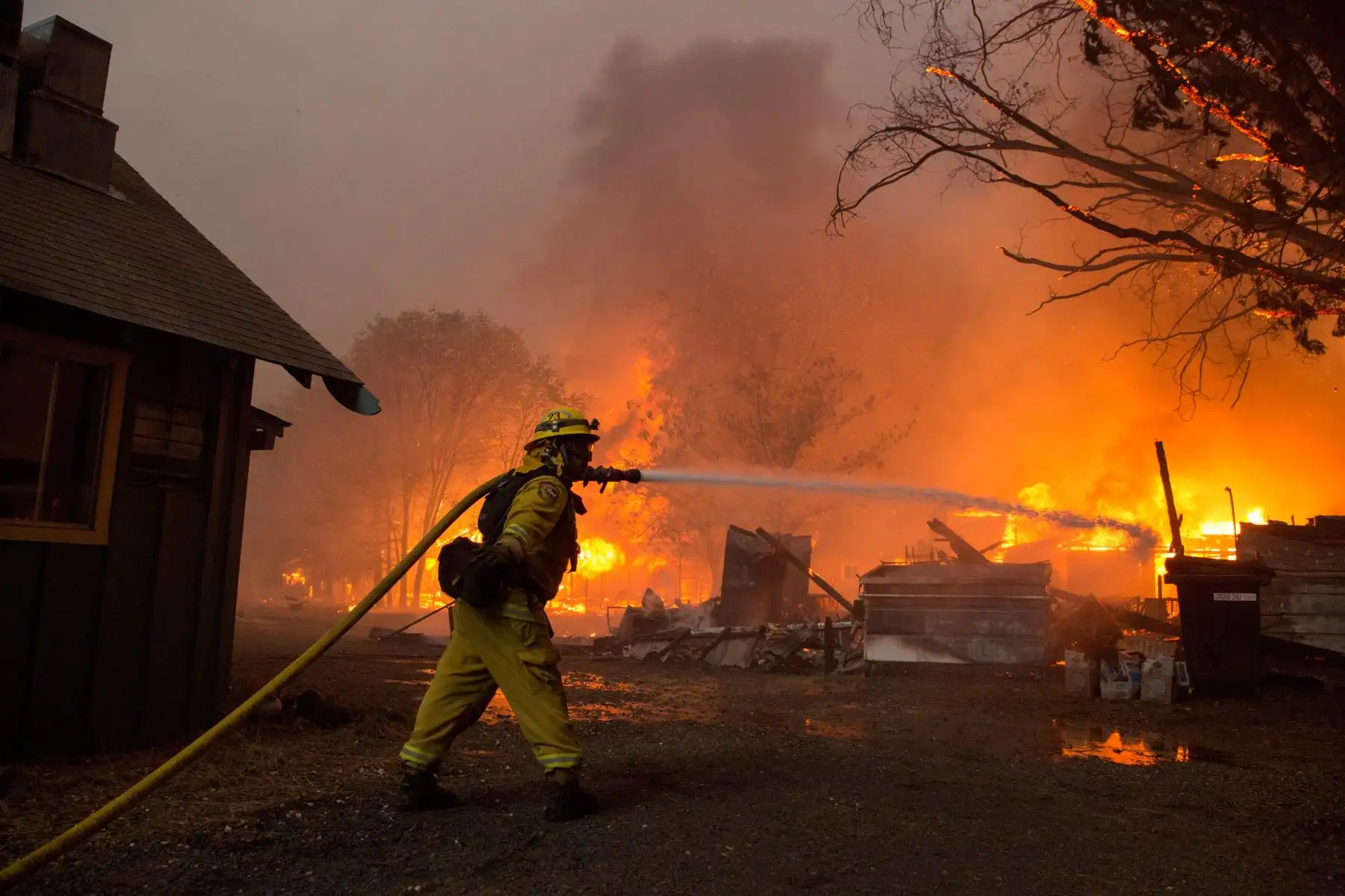 Bomberos intentan apagar el fuego en un edificio hoy, jueves 8 de noviembre de 2018, en el condado de Butte, California (EE. UU.). Se ordenÛ a las comunidades cercanas de Pulga, Paradise y Concow que evacuen la zona.EFE
