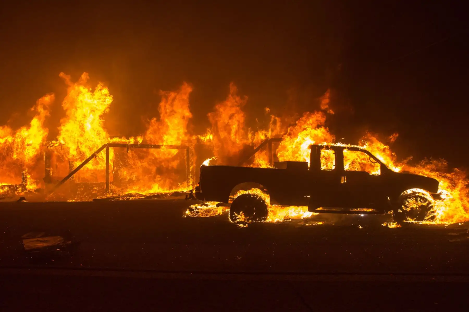 Vista del incendio hoy, jueves 8 de noviembre de 2018, en el condado de Butte, California (EE. UU.). Se ordenó a las comunidades cercanas a Pulga, Paraíso y Concurrencia que evacuar la zona.EFE