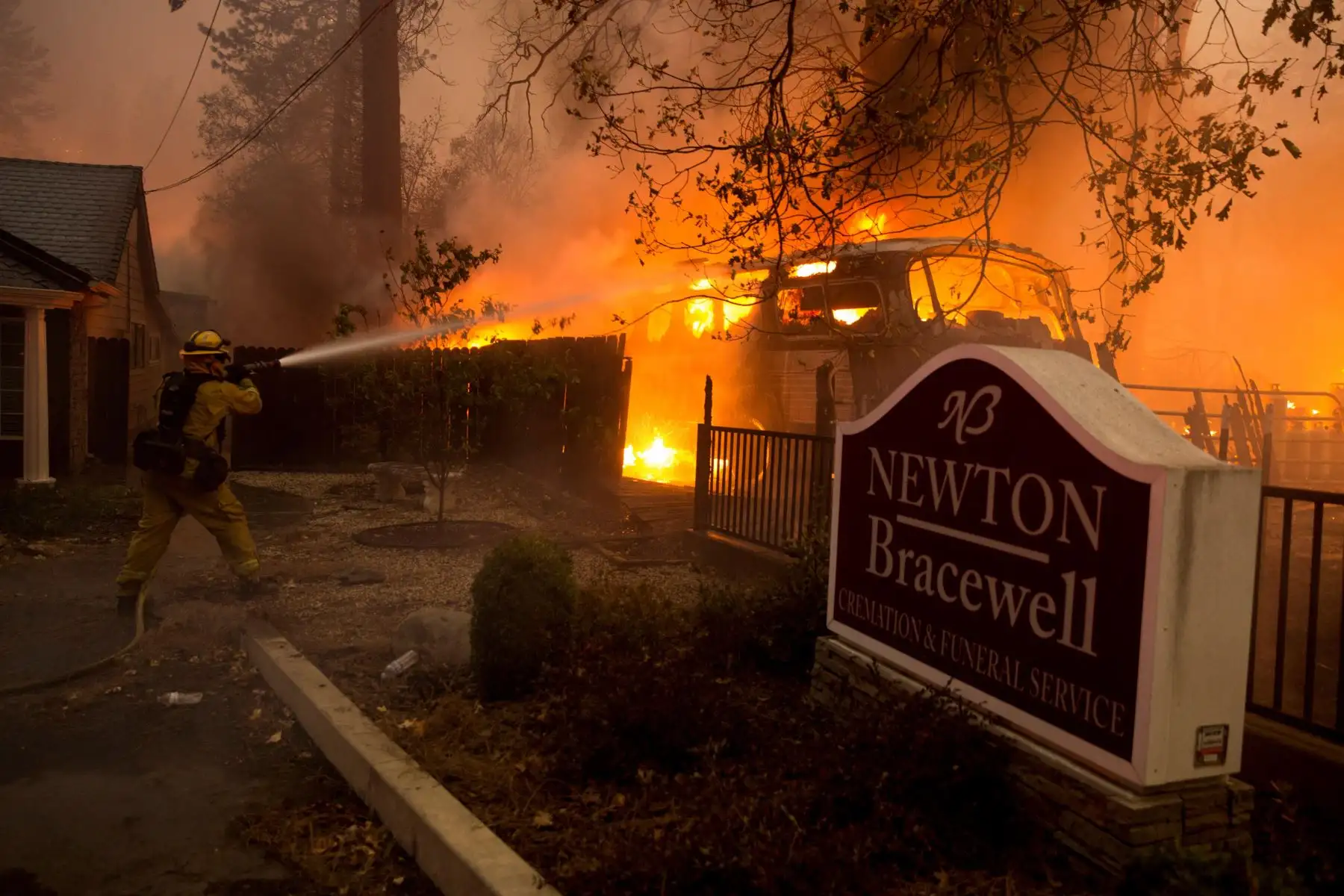 Vista del incendio hoy, jueves 8 de noviembre de 2018, en el condado de Butte, California (EE. UU.). Se ordenó a las comunidades cercanas a Pulga, Paraíso y Concurrencia que evacuar la zona.EFE