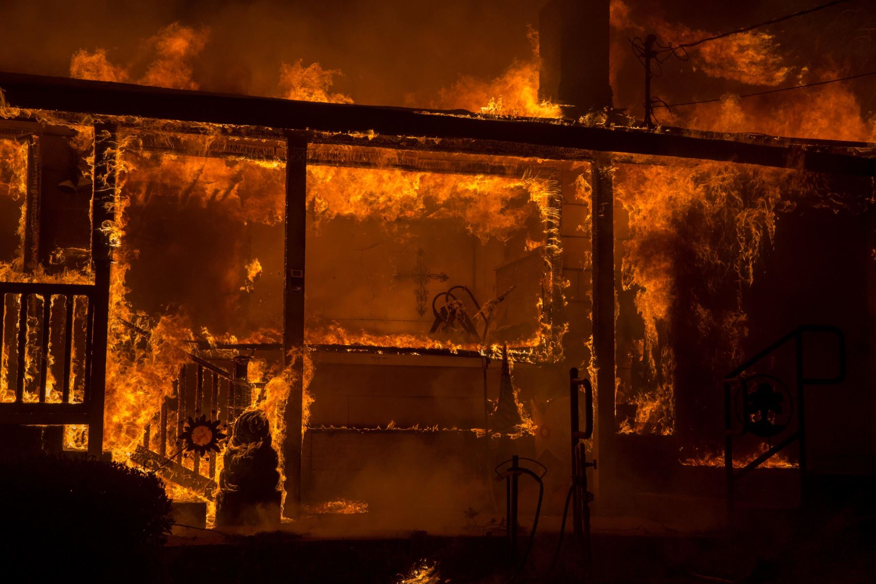 Vista del incendio hoy, jueves 8 de noviembre de 2018, en el condado de Butte, California (EE. UU.). Se ordenó a las comunidades cercanas a Pulga, Paraíso y Concurrencia que evacuar la zona.EFE
