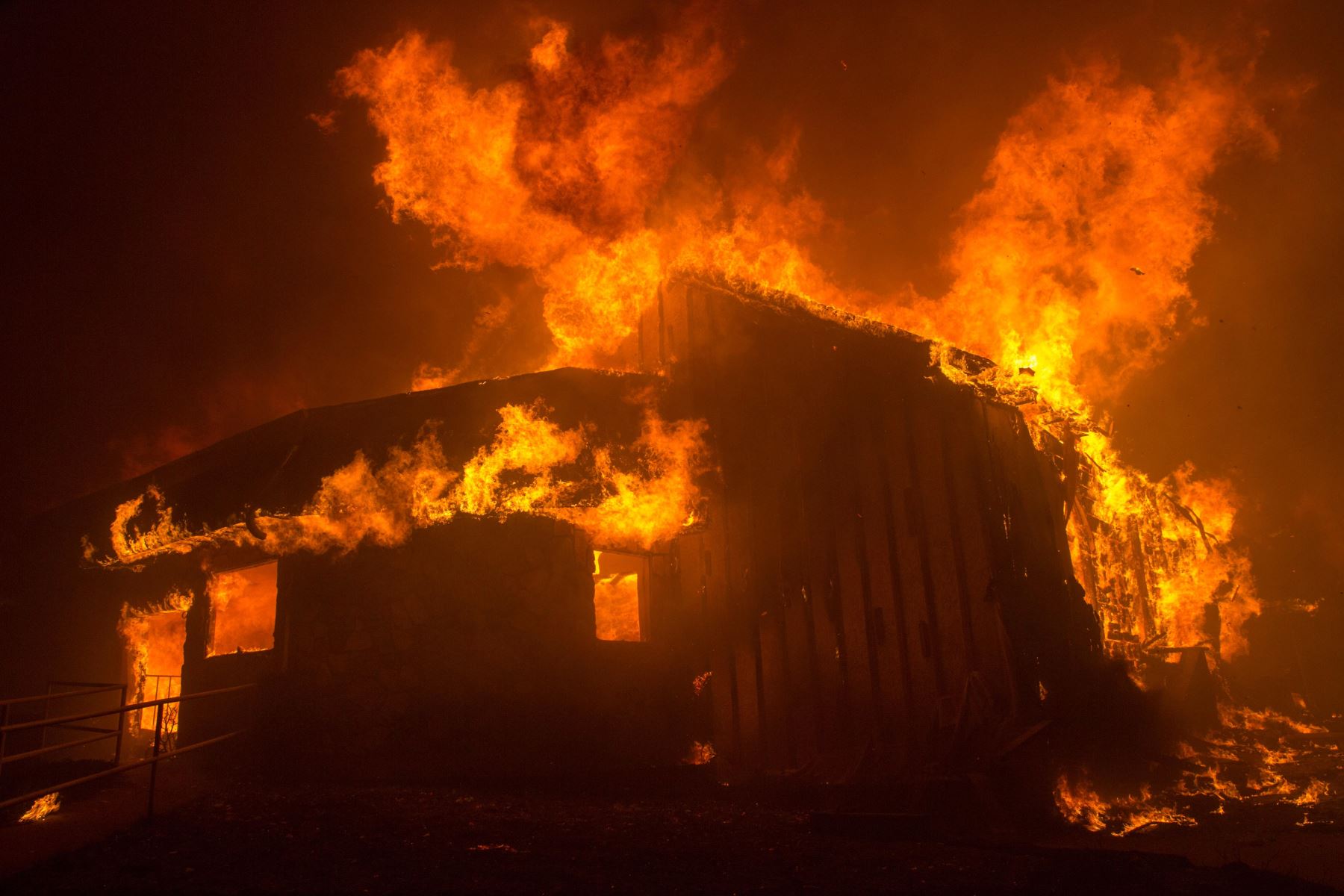 Vista del incendio hoy, jueves 8 de noviembre de 2018, en el condado de Butte, California (EE. UU.). Se ordenó a las comunidades cercanas a Pulga, Paraíso y Concurrencia que evacuar la zona.EFE