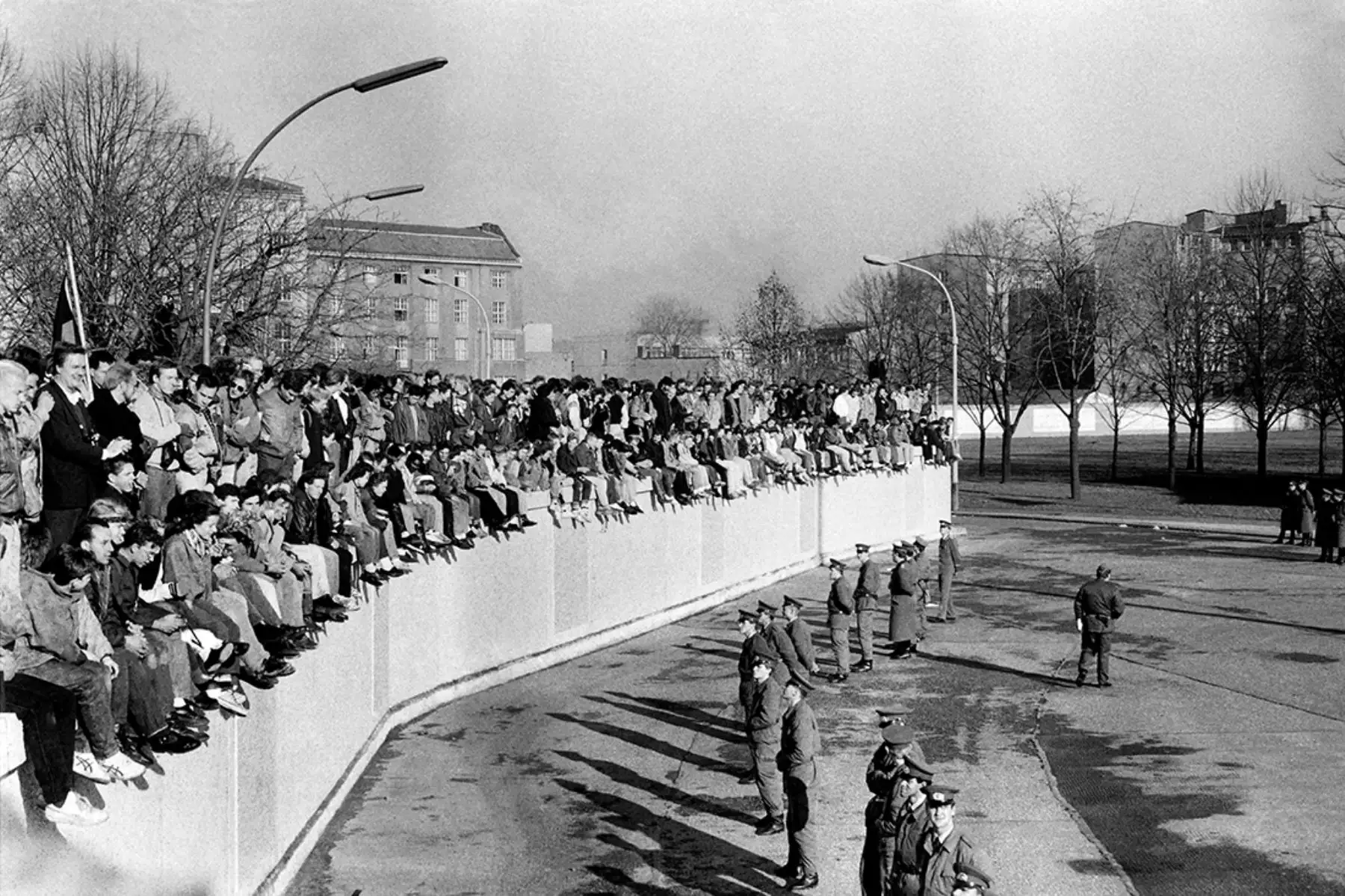 Ciudadanos del oeste de Berlín exigen la caída definitiva del muro  mientras  policías de Alemania del Este montan guardia el 10 de noviembre de 1989. Foto: AFP