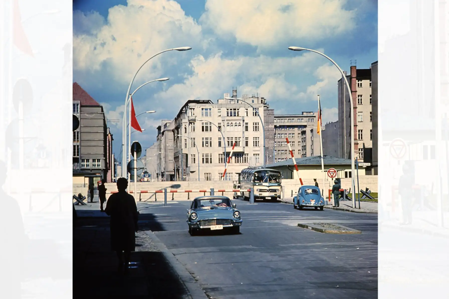 Imagen tomada en junio de 1968 del famoso punto de cruce de Checkpoint Charlie, que marca la frontera entre el este (sector soviético) y el oeste de Berlín. El muro  fue construido por el gobierno de Alemania del Este para aislar Berlín Oriental de la parte de la ciudad ocupada por las tres principales potencias occidentales: Estados Unidos, Gran Bretaña y Francia, y para prevenir la emigración  masiva hacia el oeste. Foto: AFP