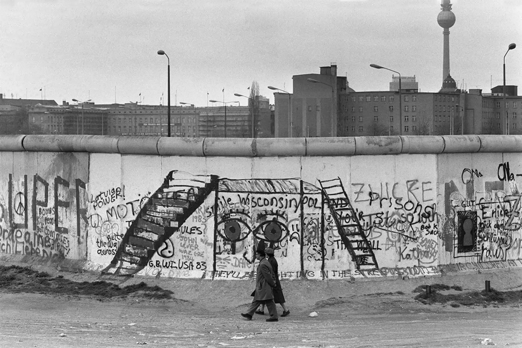 El Muro de Berlín pintado de grafitis el 29 de abril de 1984.  El muro construido por el gobierno de Alemania del Este para aislar a Berlín Oriental de la parte de la ciudad ocupada por las tres principales potencias occidentales: EE.UU., Gran Gran Bretaña y Francia, y para prevenir la emigración masiva hacia el oeste. AFP