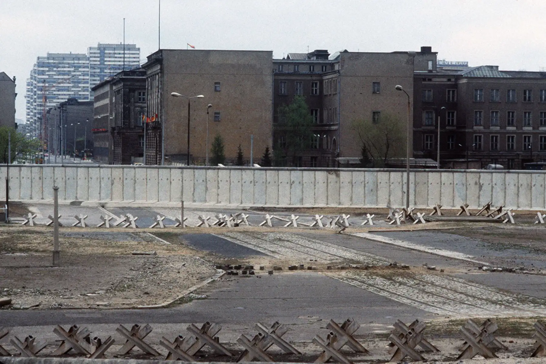El Muro de Berlín y el sector soviético en 1984. El muro fue construido por el gobierno de Alemania del Este para aislar Berlín Oriental de la parte de la ciudad ocupada por las tres principales potencias occidentales:Estados Unidos, Gran Bretaña y Francia, y para prevenir la emigración masiva hacia el Oeste. Foto: AFP