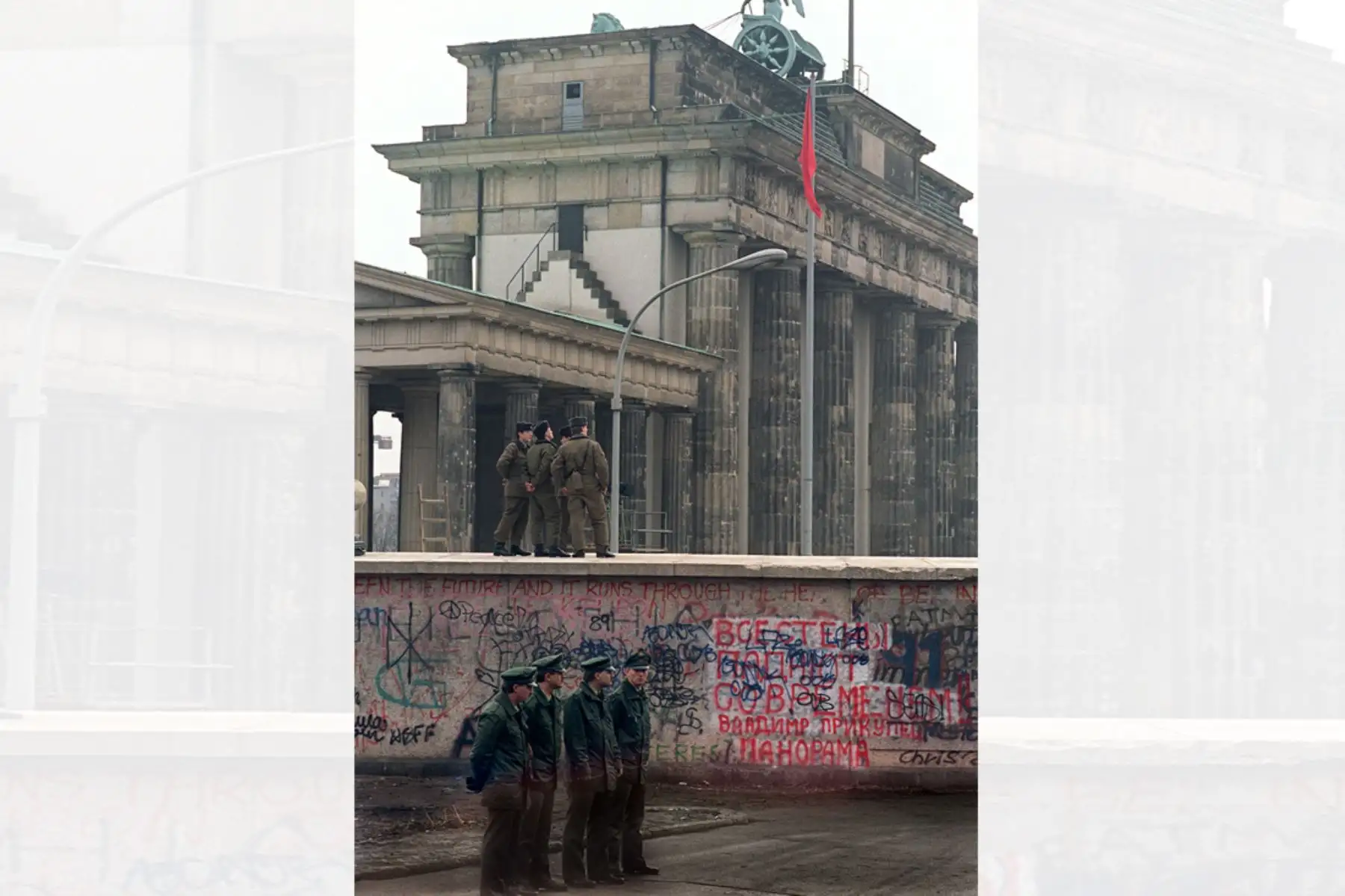 Policías  de Alemania Oriental y Alemania Occidental se encuentran cerca de la Puerta de Brandenburgo en Berlín el 22 de diciembre de 1989. El 9 de noviembre, Gunther Schabowski, portavoz del Partido Comunista de la RDA, declaró que a partir de la medianoche de ese día, los alemanes orientales serían libres de abandonar el país, sin permiso, en cualquier punto a lo largo de la frontera, incluidos los puntos de cruce a través del Muro en Berlín. Foto: AFP