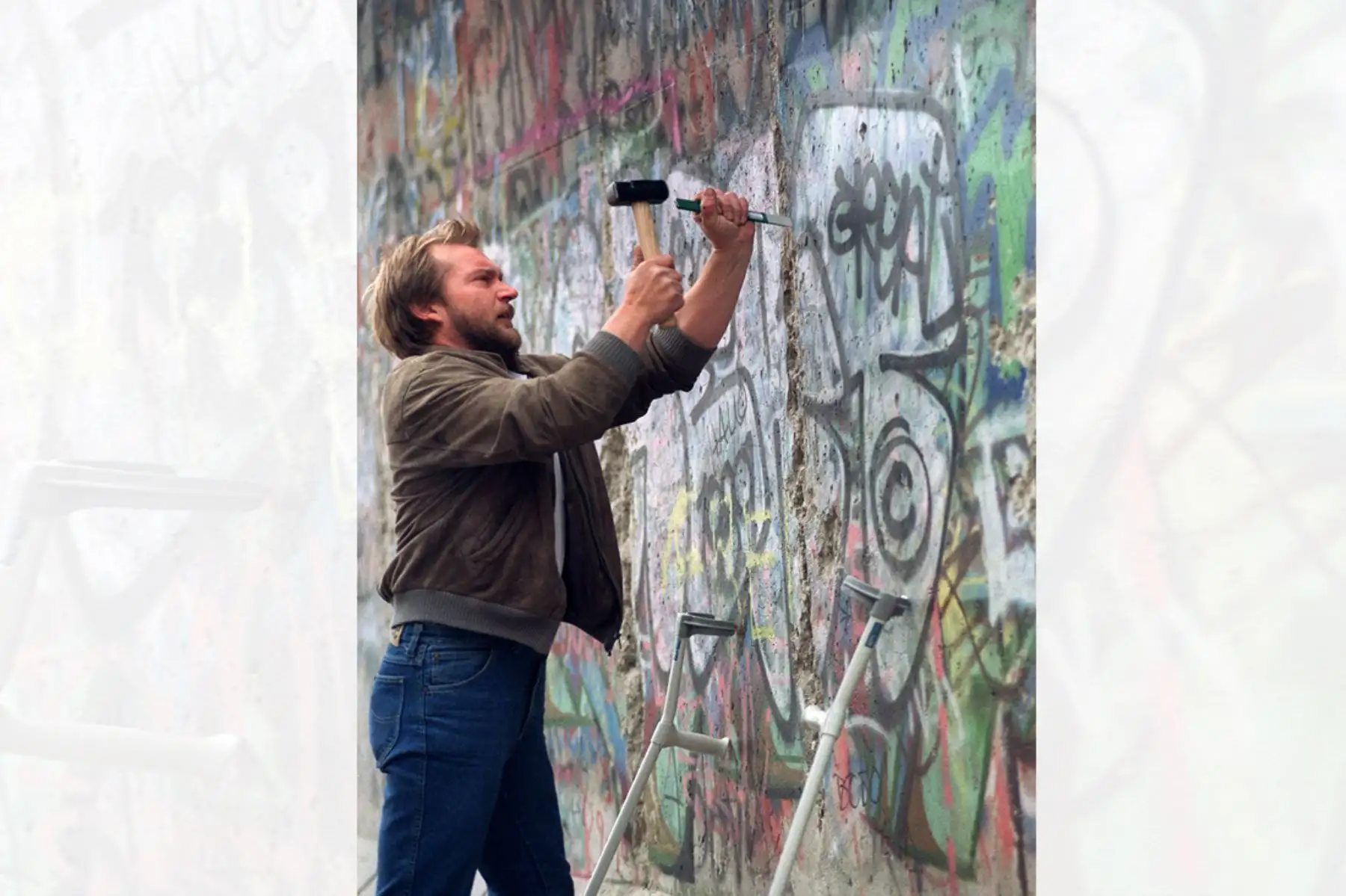 Un alemán del este intenta derribar una parte del Muro de Berlín con un martillo y un pico el 21 de noviembre de 1989. Foto: AFP