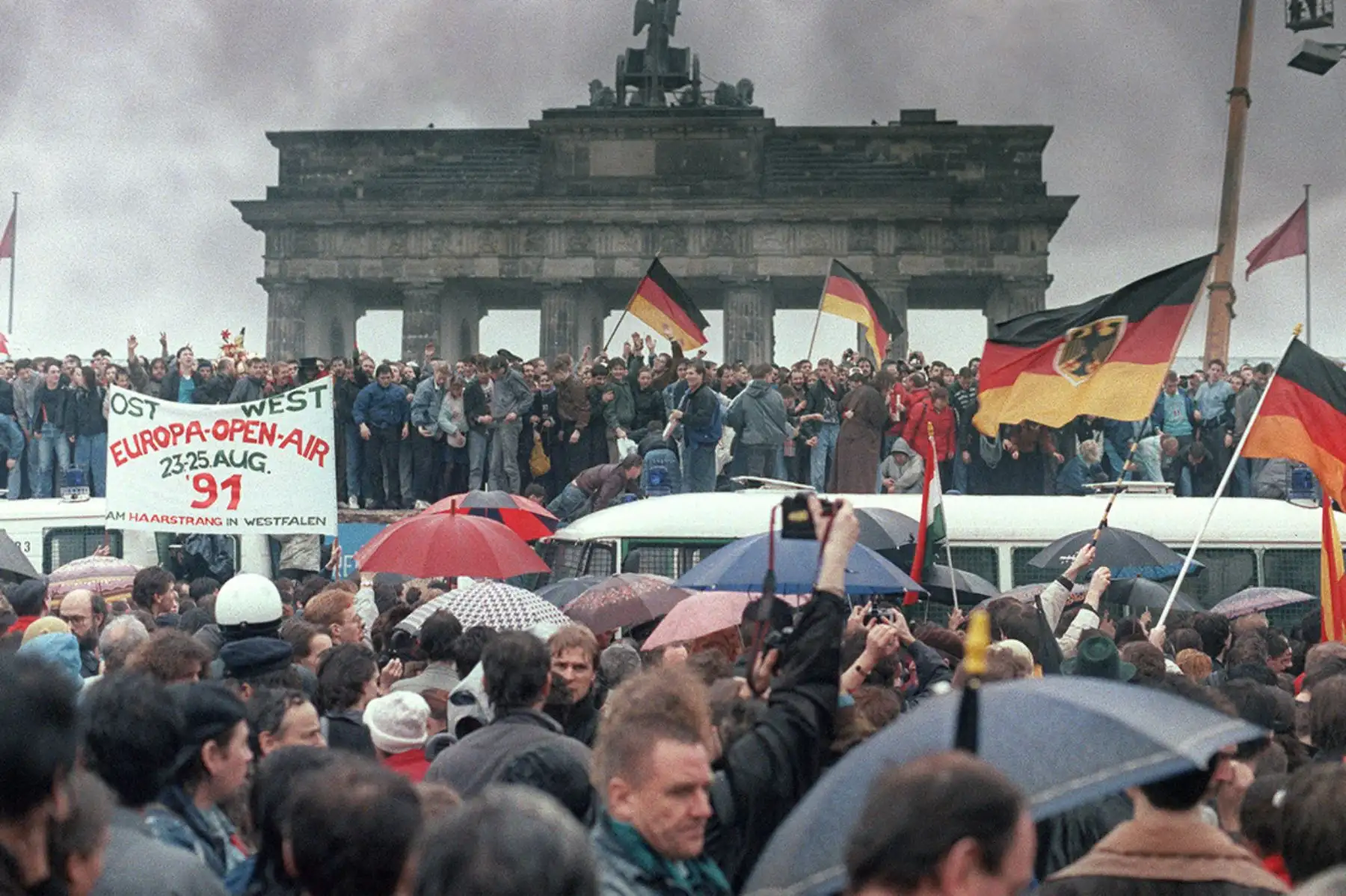 Ciudadanos de Alemania Oriental y Alemania Occidental se reúnen para celebrar a apertura de la Puerta de Brandenburgo en Berlín el 22 de diciembre de 1989. Foto: AFP