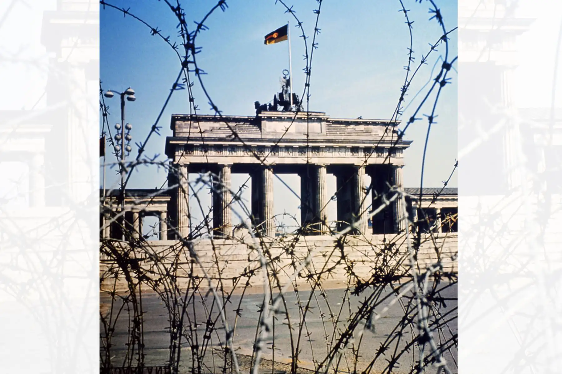 La Puerta de Brandenburgo se ve a través de una cerca de alambre de púas en junio de 1968.  Foto: AFP