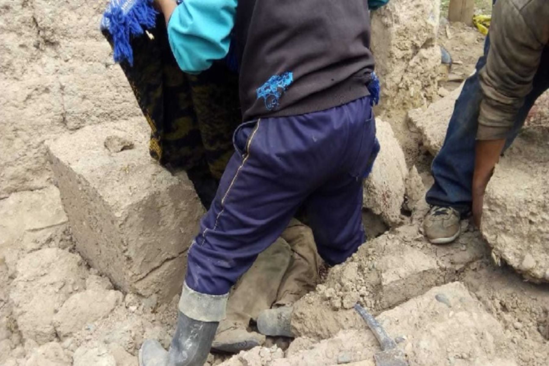 Un septuagenario falleció en el distrito de San Jerónimo, en la provincia de Huancayo, región Junín, aplastado por una pared de adobe que se desplomó a causa de las intensas lluvias, informaron fuentes locales.