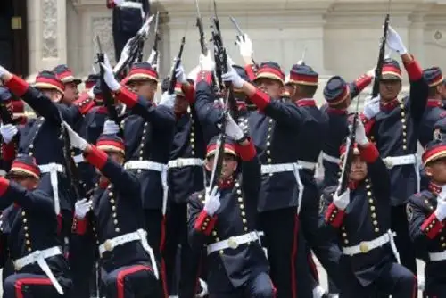Por el lanzamiento de la Agenda del Bicentenario de la Independencia del Perú, la plaza de Armas de Arequipa es hoy escenario de una retreta a cargo de la banda de músicos de las Fuerzas Armadas, evoluciones de la compañía del Ejército Juana Cervantes de Bolognesi, y de la compañía histórica de la Policía Nacional.