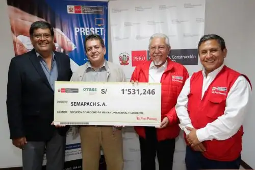 El titular de Vivienda otorgó de manera simbólica cuatro cheques por un total de 6 millones 935 mil  889 soles  a las Empresas Prestadoras de Servicios (EPS).