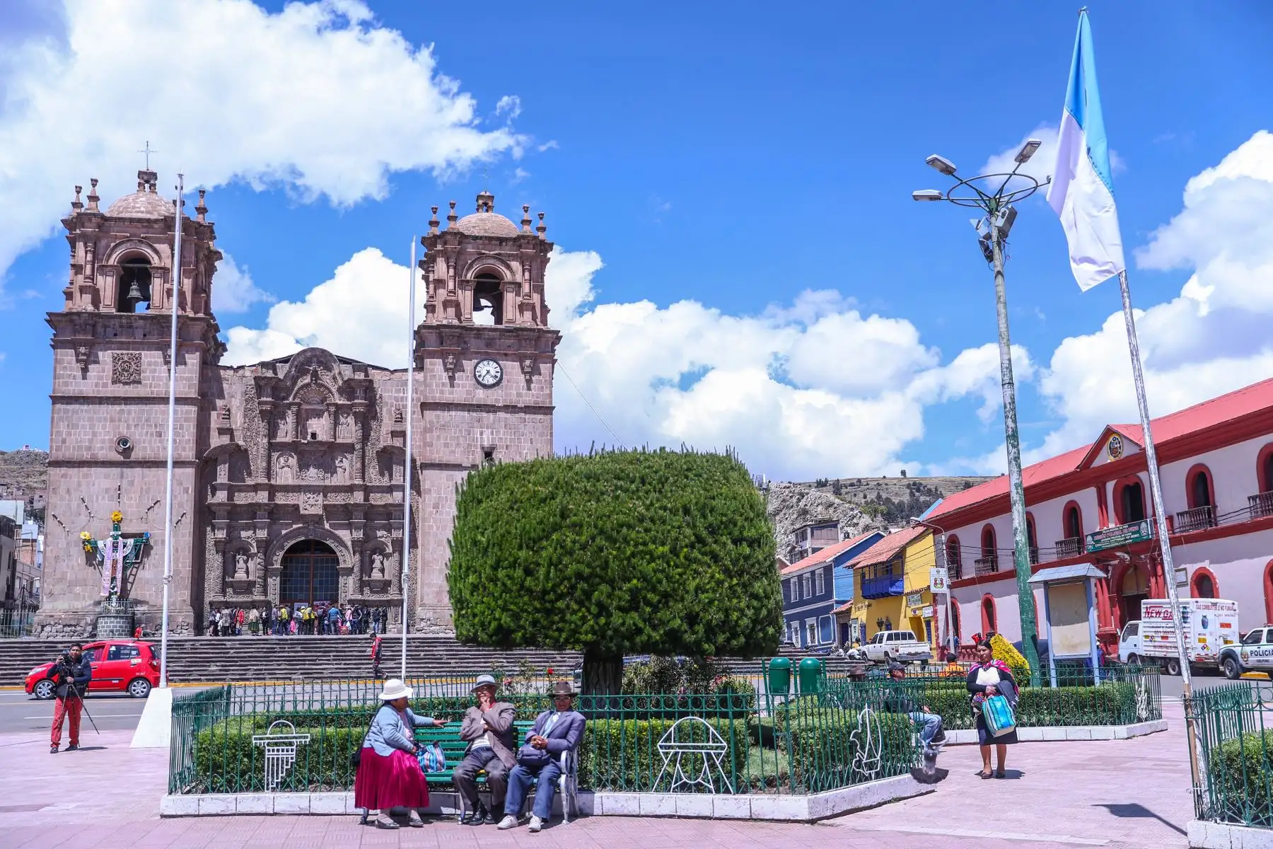 Puno es una de las regiones con mayor dinamismo comercial gracias a la frontera con Bolivia, además de ser un potencial eje económico que articula la producción tanto de la Sierra como de la Selva, para ser transportada a la Costa por la carretera Interoceánica. Consciente de esas posibilidades de desarrollo, el Gobierno declaró la viabilidad de la construcción de diez plantas de tratamiento de aguas residuales que descontaminarán el lago Titicaca, y reconoció a los uros como pueblo ancestral, indígena y originario mediante la Ley N° 30729.