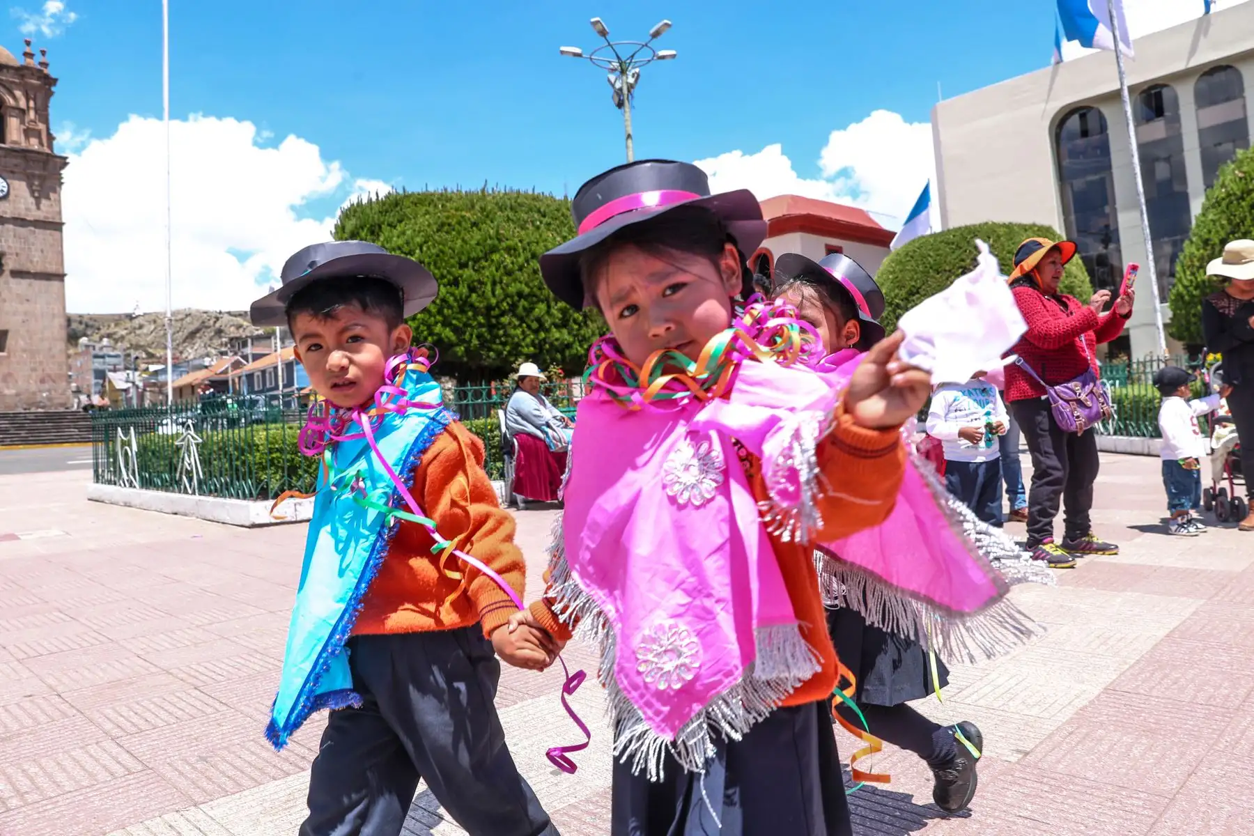 Puno es una de las regiones con mayor dinamismo comercial gracias a la frontera con Bolivia, además de ser un potencial eje económico que articula la producción tanto de la Sierra como de la Selva, para ser transportada a la Costa por la carretera Interoceánica. Consciente de esas posibilidades de desarrollo, el Gobierno declaró la viabilidad de la construcción de diez plantas de tratamiento de aguas residuales que descontaminarán el lago Titicaca, y reconoció a los uros como pueblo ancestral, indígena y originario mediante la Ley N° 30729.