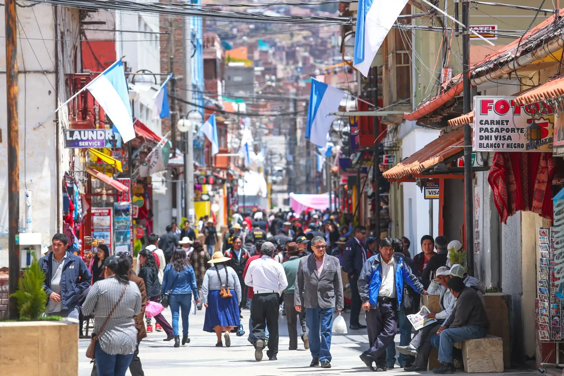 Puno es una de las regiones con mayor dinamismo comercial gracias a la frontera con Bolivia, además de ser un potencial eje económico que articula la producción tanto de la Sierra como de la Selva, para ser transportada a la Costa por la carretera Interoceánica. Consciente de esas posibilidades de desarrollo, el Gobierno declaró la viabilidad de la construcción de diez plantas de tratamiento de aguas residuales que descontaminarán el lago Titicaca, y reconoció a los uros como pueblo ancestral, indígena y originario mediante la Ley N° 30729.