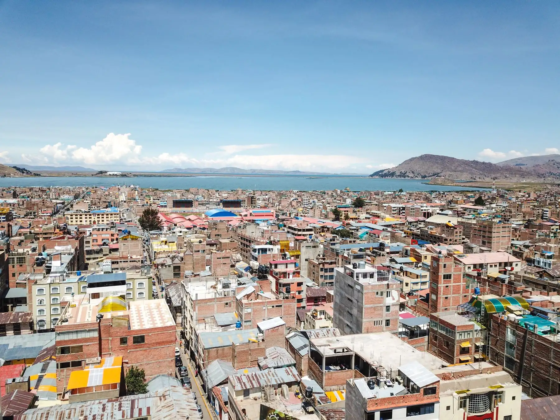Puno es una de las regiones con mayor dinamismo comercial gracias a la frontera con Bolivia, además de ser un potencial eje económico que articula la producción tanto de la Sierra como de la Selva, para ser transportada a la Costa por la carretera Interoceánica. Consciente de esas posibilidades de desarrollo, el Gobierno declaró la viabilidad de la construcción de diez plantas de tratamiento de aguas residuales que descontaminarán el lago Titicaca, y reconoció a los uros como pueblo ancestral, indígena y originario mediante la Ley N° 30729.