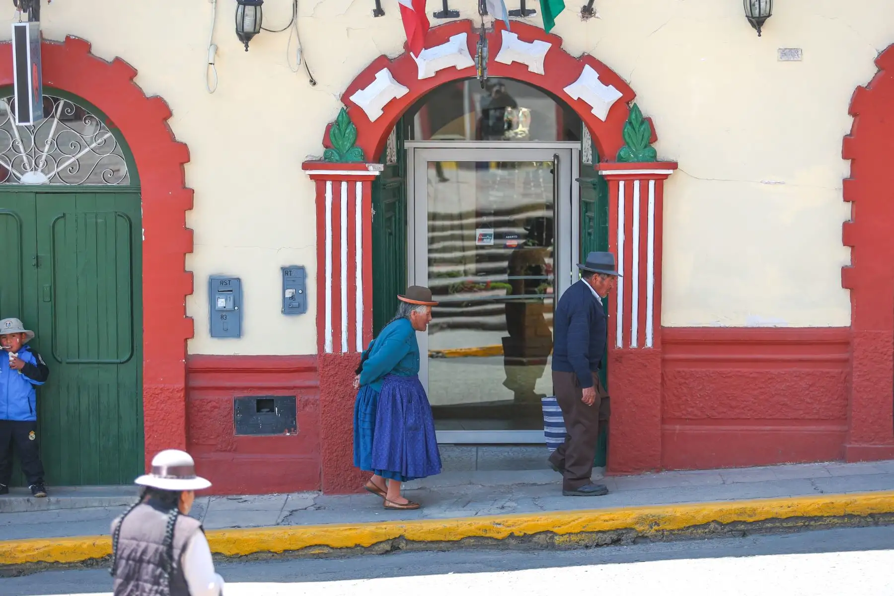 Puno es una de las regiones con mayor dinamismo comercial gracias a la frontera con Bolivia, además de ser un potencial eje económico que articula la producción tanto de la Sierra como de la Selva, para ser transportada a la Costa por la carretera Interoceánica. Consciente de esas posibilidades de desarrollo, el Gobierno declaró la viabilidad de la construcción de diez plantas de tratamiento de aguas residuales que descontaminarán el lago Titicaca, y reconoció a los uros como pueblo ancestral, indígena y originario mediante la Ley N° 30729.