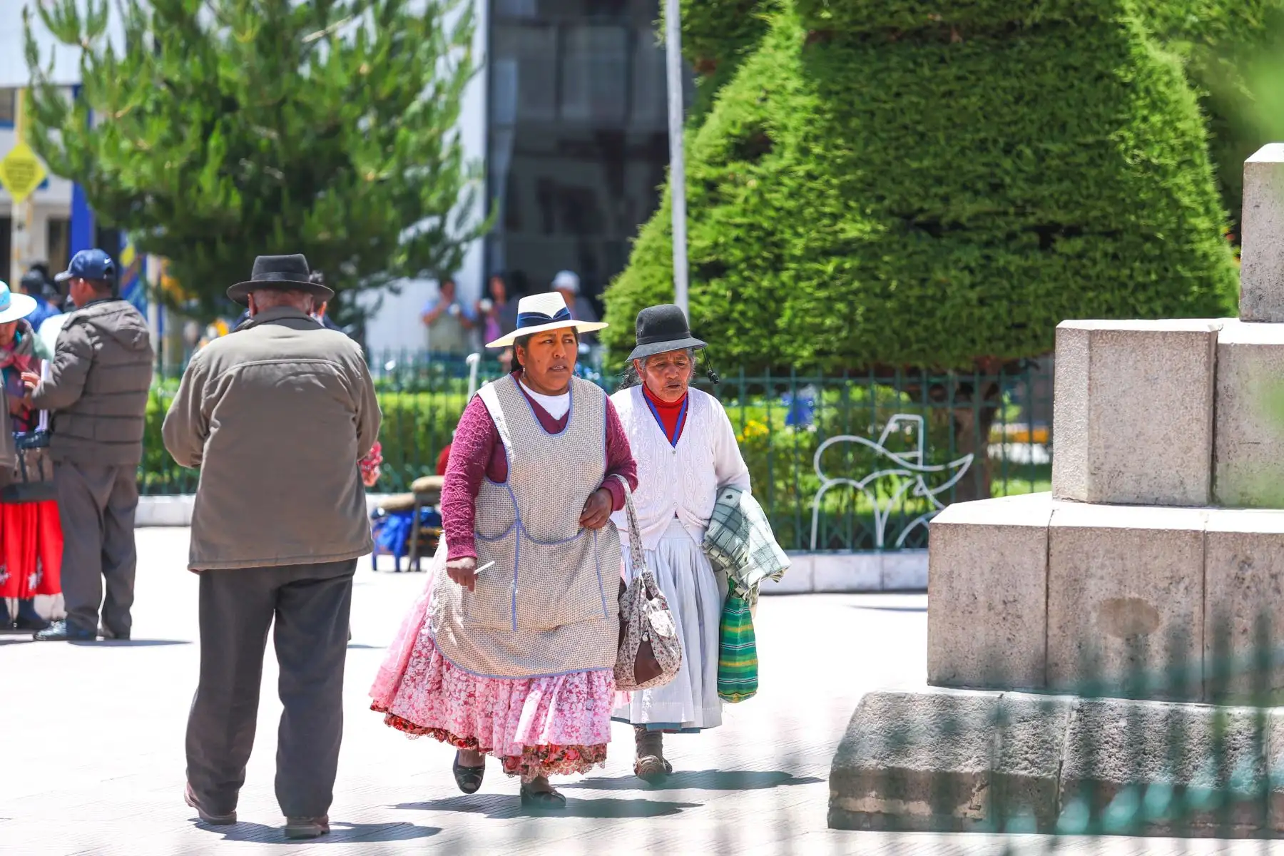 Puno es una de las regiones con mayor dinamismo comercial gracias a la frontera con Bolivia, además de ser un potencial eje económico que articula la producción tanto de la Sierra como de la Selva, para ser transportada a la Costa por la carretera Interoceánica. Consciente de esas posibilidades de desarrollo, el Gobierno declaró la viabilidad de la construcción de diez plantas de tratamiento de aguas residuales que descontaminarán el lago Titicaca, y reconoció a los uros como pueblo ancestral, indígena y originario mediante la Ley N° 30729.