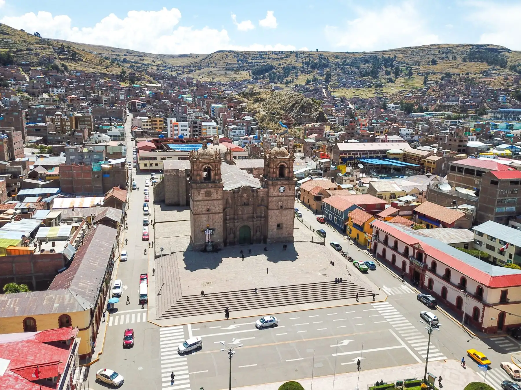 Puno es una de las regiones con mayor dinamismo comercial gracias a la frontera con Bolivia, además de ser un potencial eje económico que articula la producción tanto de la Sierra como de la Selva, para ser transportada a la Costa por la carretera Interoceánica. Consciente de esas posibilidades de desarrollo, el Gobierno declaró la viabilidad de la construcción de diez plantas de tratamiento de aguas residuales que descontaminarán el lago Titicaca, y reconoció a los uros como pueblo ancestral, indígena y originario mediante la Ley N° 30729.