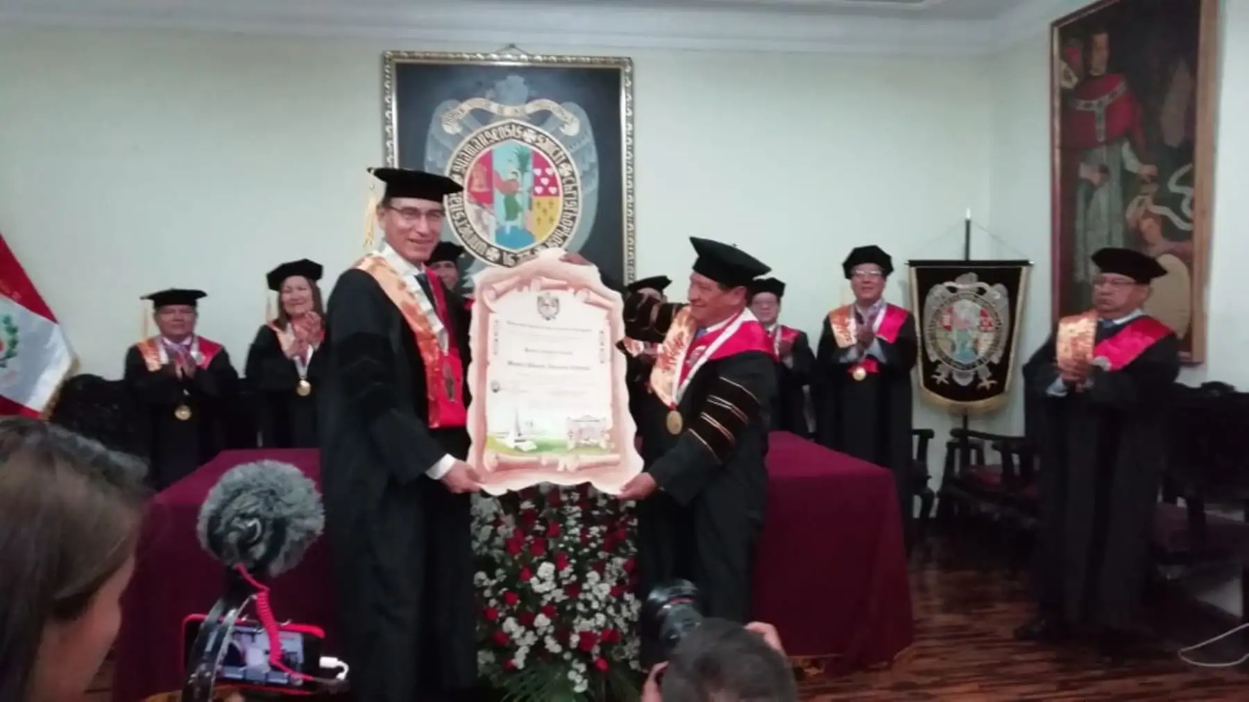 La Universidad Nacional de San Cristóbal de Huamanga inviste doctor "Honoris Causa" al Presidente de la República, Martín Vizcarra. Foto: ANDINA/Difusión.
